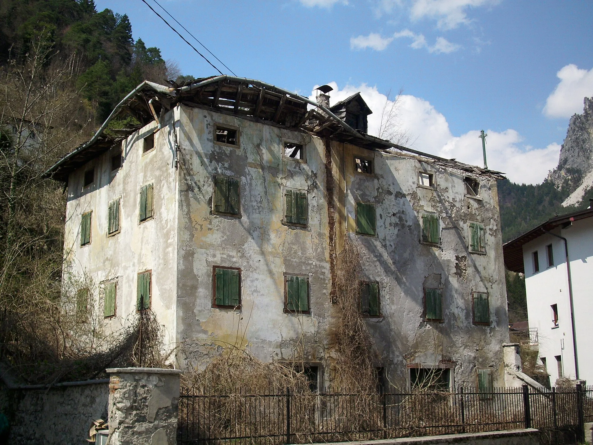 Photo showing: Casa in Rovina a Perarolo