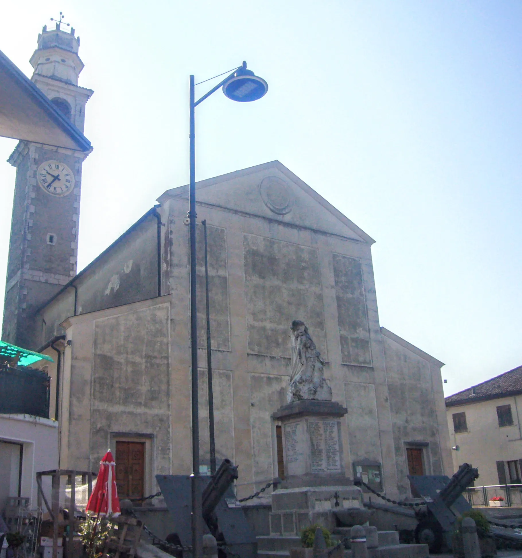 Photo showing: La chiesa di San Gregorio con il campanile; davanti si vede il Monumento ai Caduti