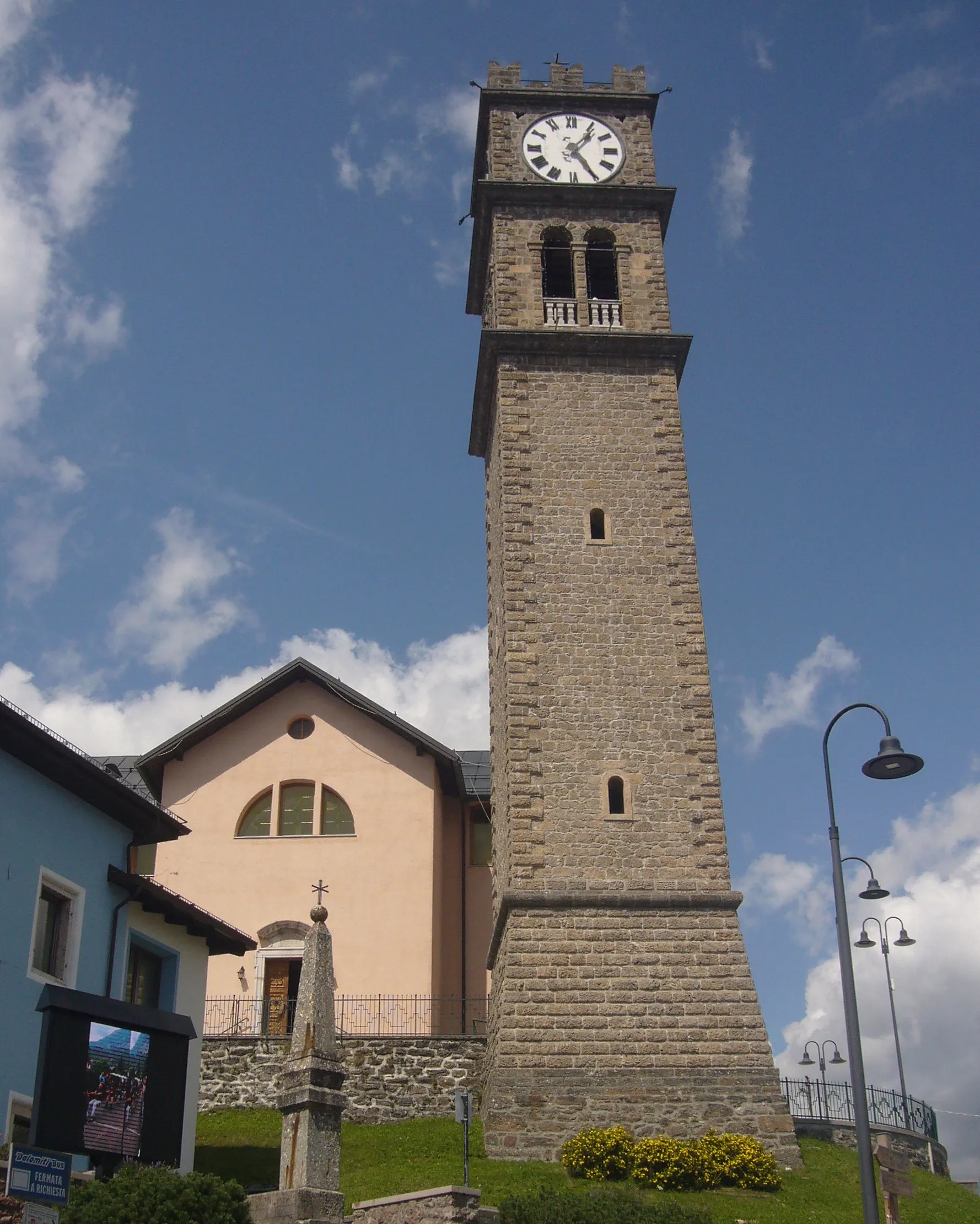 Photo showing: Il campanile e il braccio meridionale del transetto della chiesa parrocchiale di Danta di Cadore