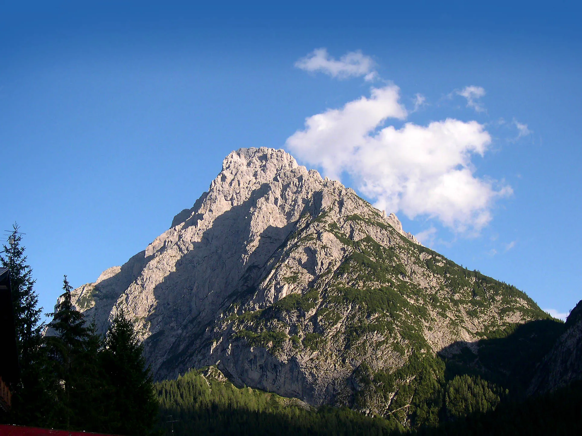 Photo showing: Versante Ovest del monte Siera (2.443 m)