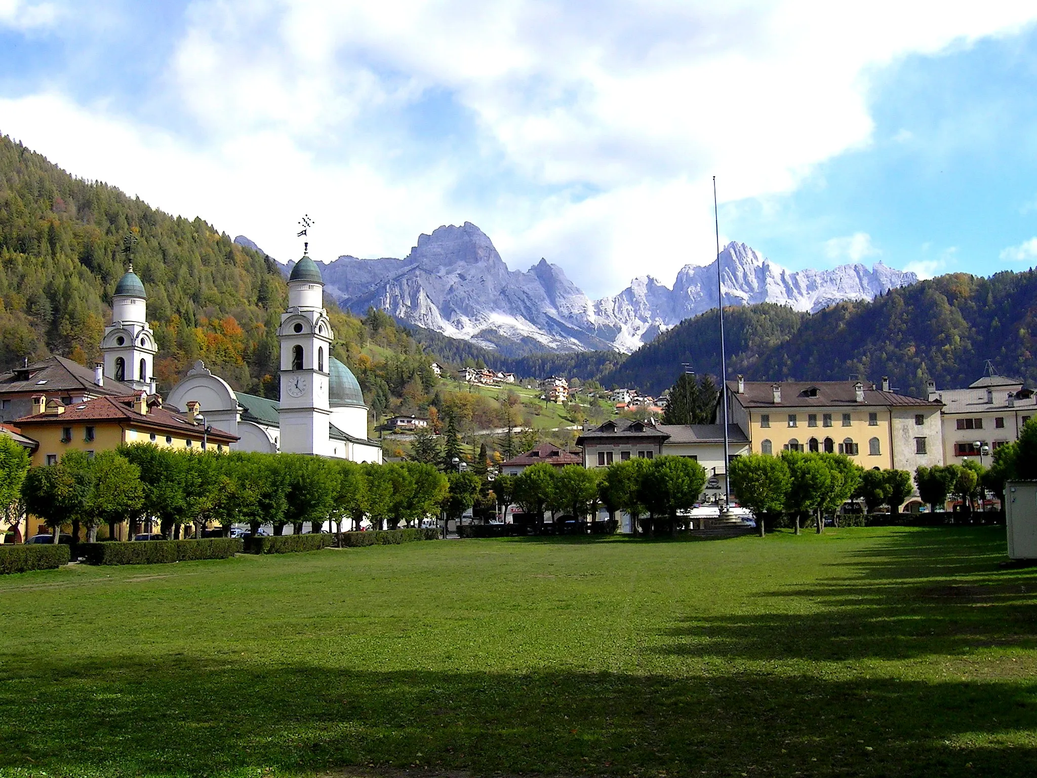 Photo showing: Il centro di Agordo, in primo piano il "Broi"