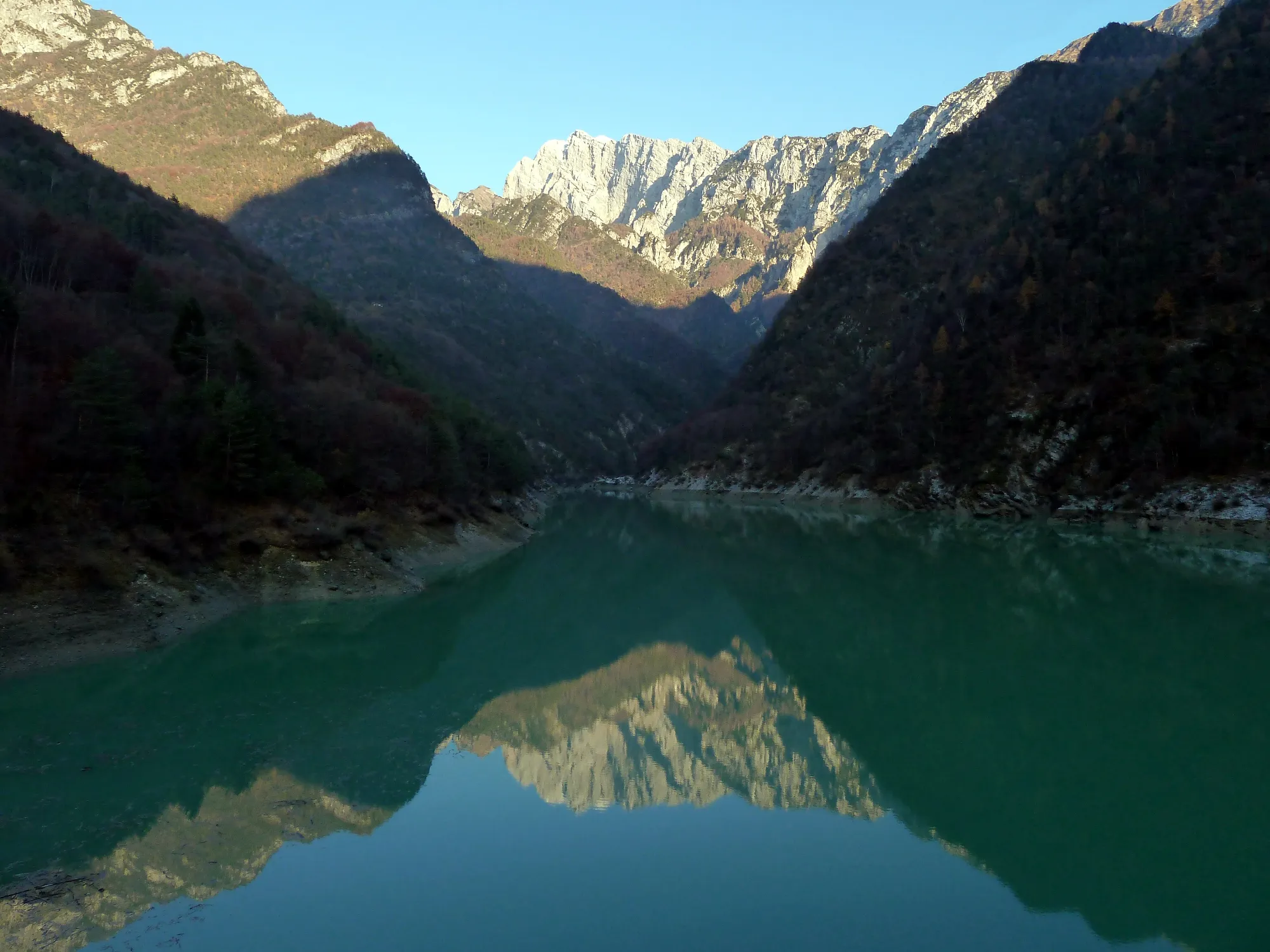 Photo showing: Val Gallina, Soverzene (BL), Italy. View of the mountains around the lake; Col Nudo on the backround.