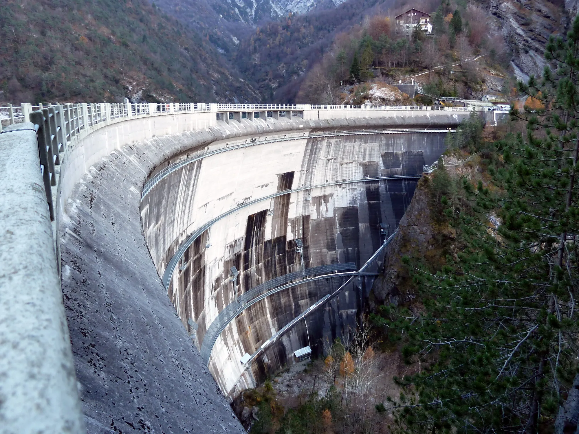 Photo showing: Val Gallina, Soverzene (Belluno), Italy. The dam.