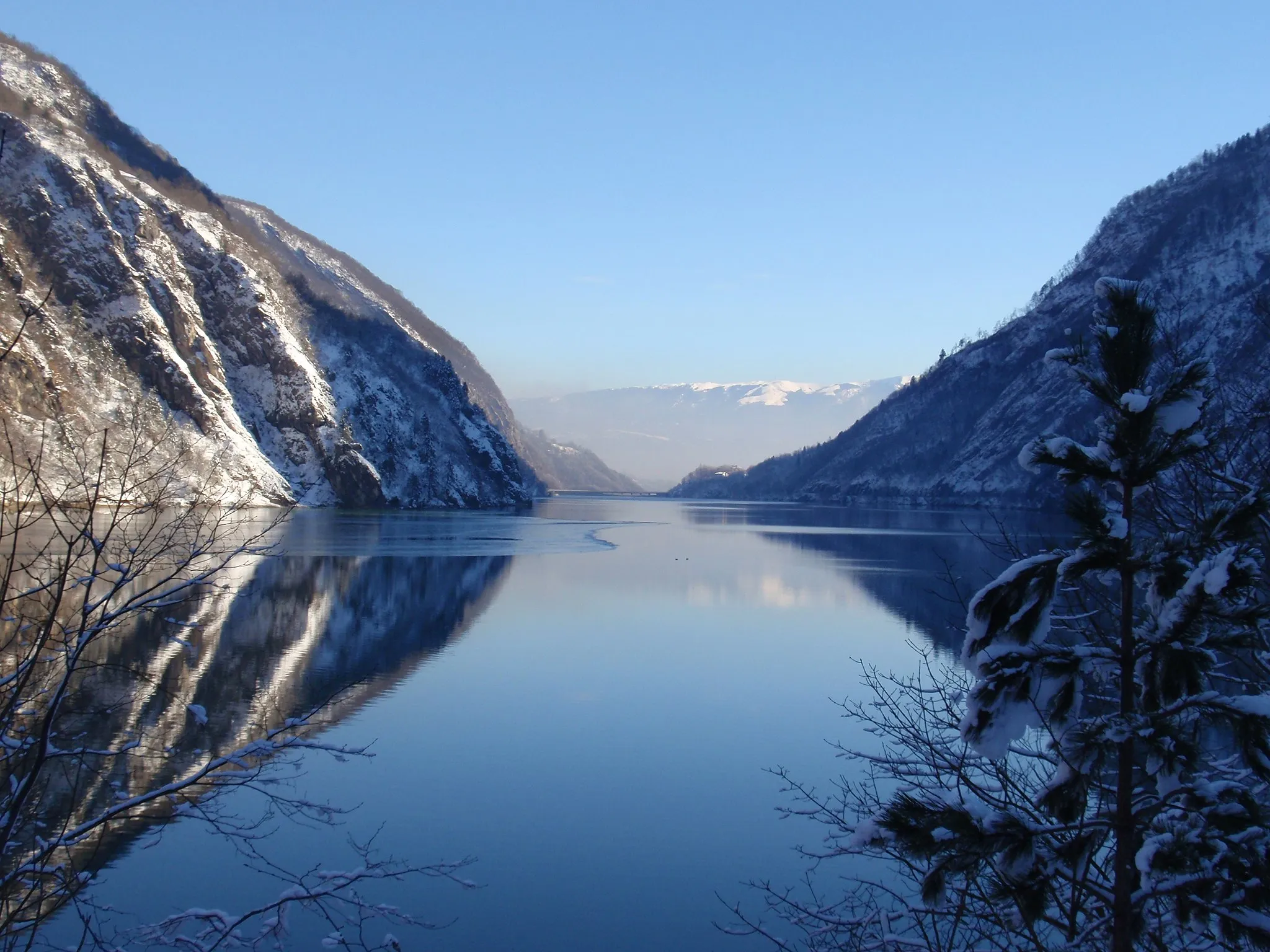 Photo showing: Winter view of Lago del Mis (Lake Mis), looking west-northwest from a dam at the eastern end of the lake.