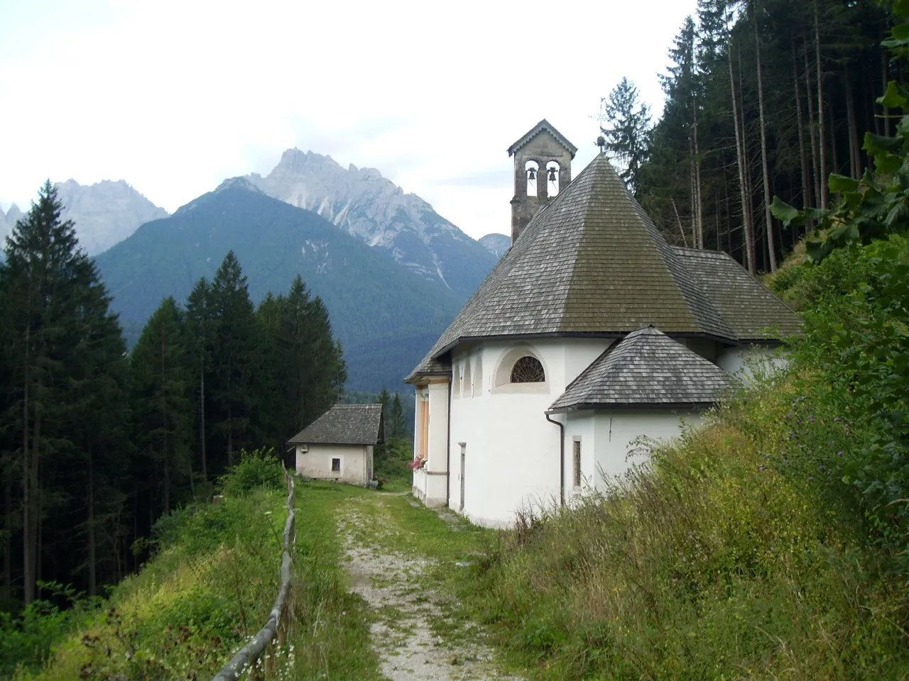 Photo showing: Loreto church in Lozzo di Cadore, Dolomites, Belluno, Italy
