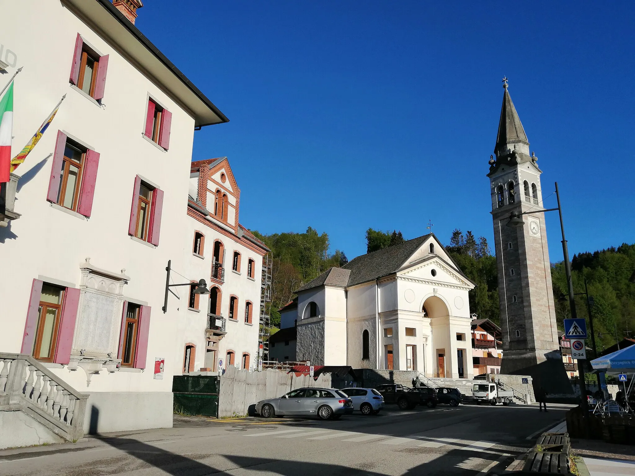 Photo showing: La chiesa parrocchiale e il municipio di Tambre