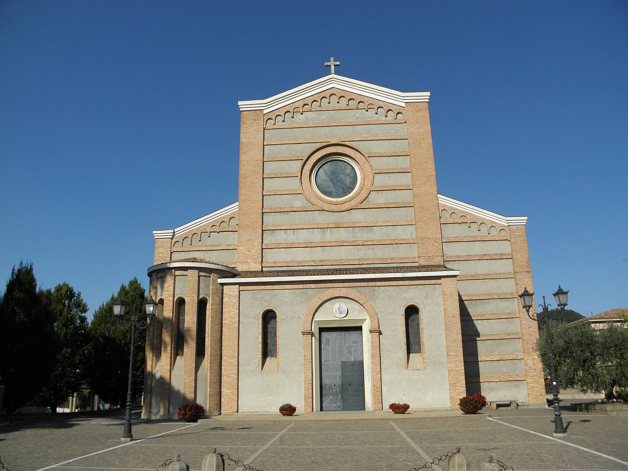 Photo showing: Galzignano, facciata della chiesa della Beata Vergine Maria Assunta (XX secolo).