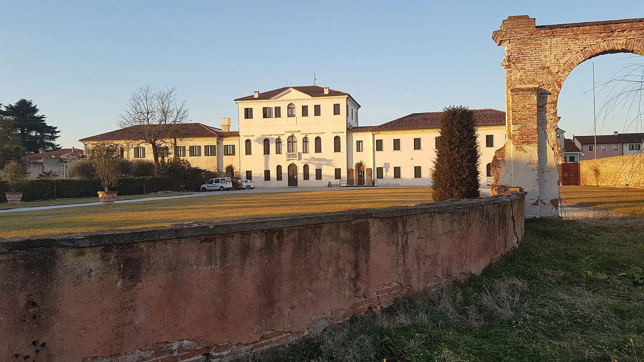 Photo showing: Il retro e il giardino di Villa Baglioni in un pomeriggio soleggiato.