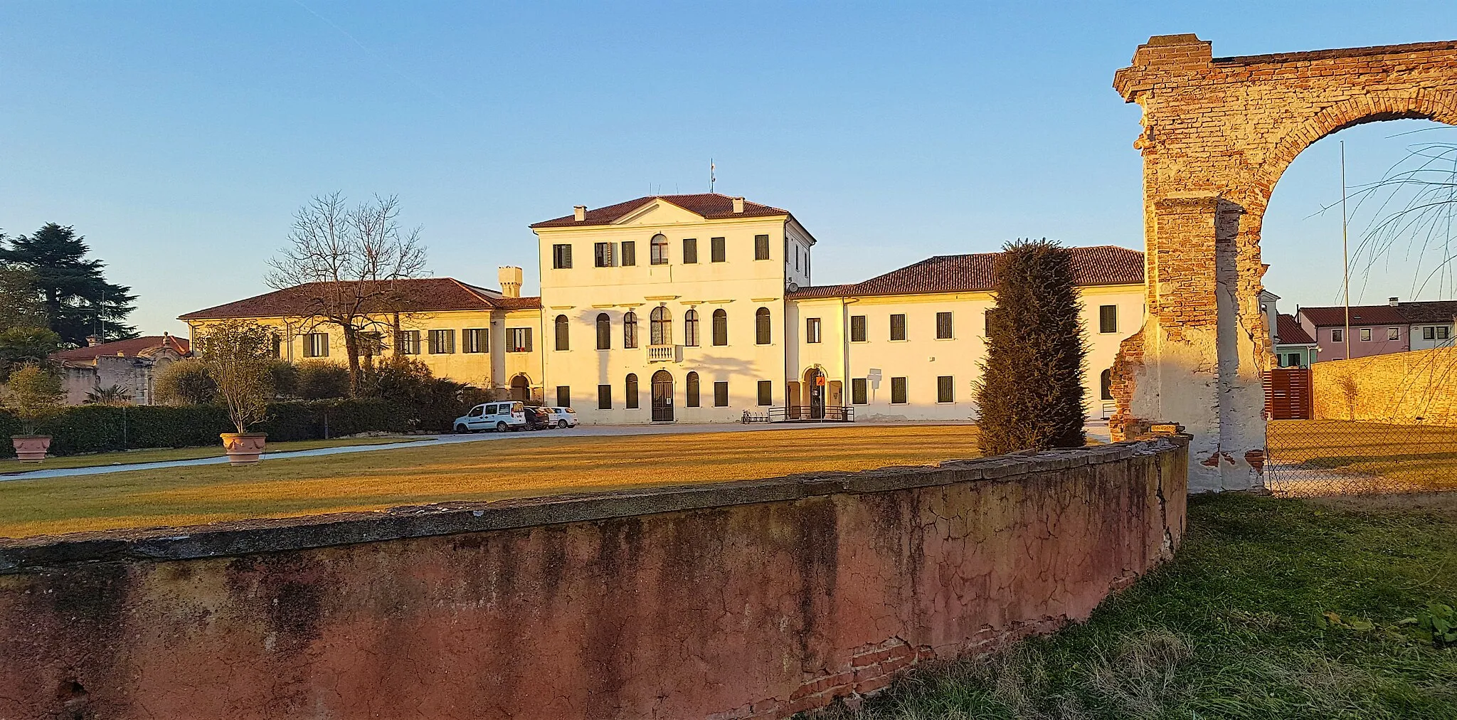 Photo showing: Il retro della villa con il giardino