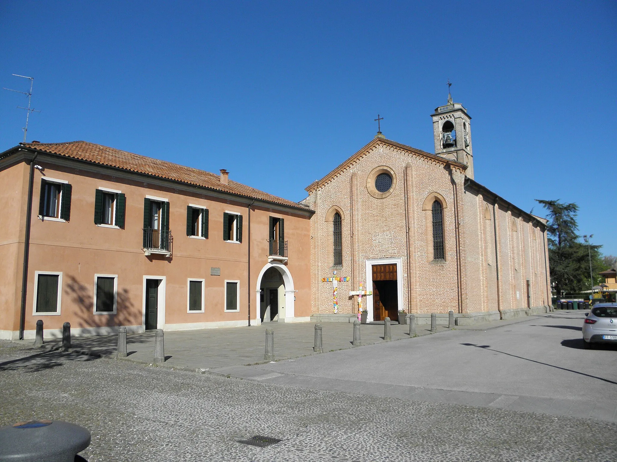 Photo showing: San Pietro Viminario, chiesa parrocchiale di San Pietro e casa canonica.