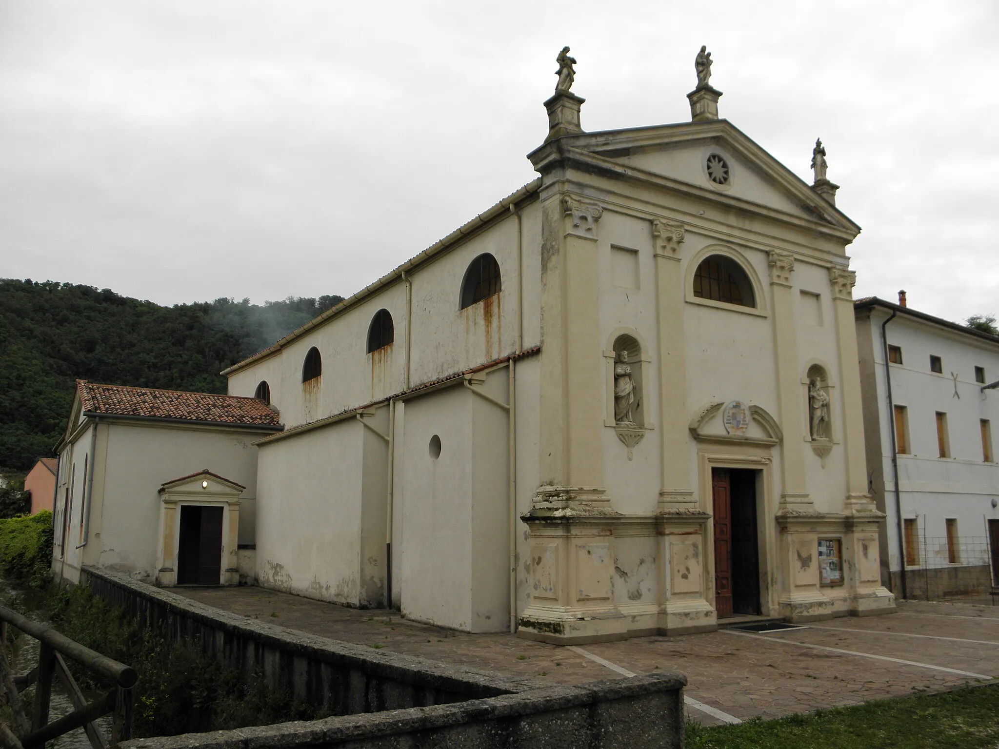 Photo showing: Zovon, frazione di Vo': la chiesa parrocchiale di San Giuseppe, fino al 1953 intitolata a San Felice (Antipapa).