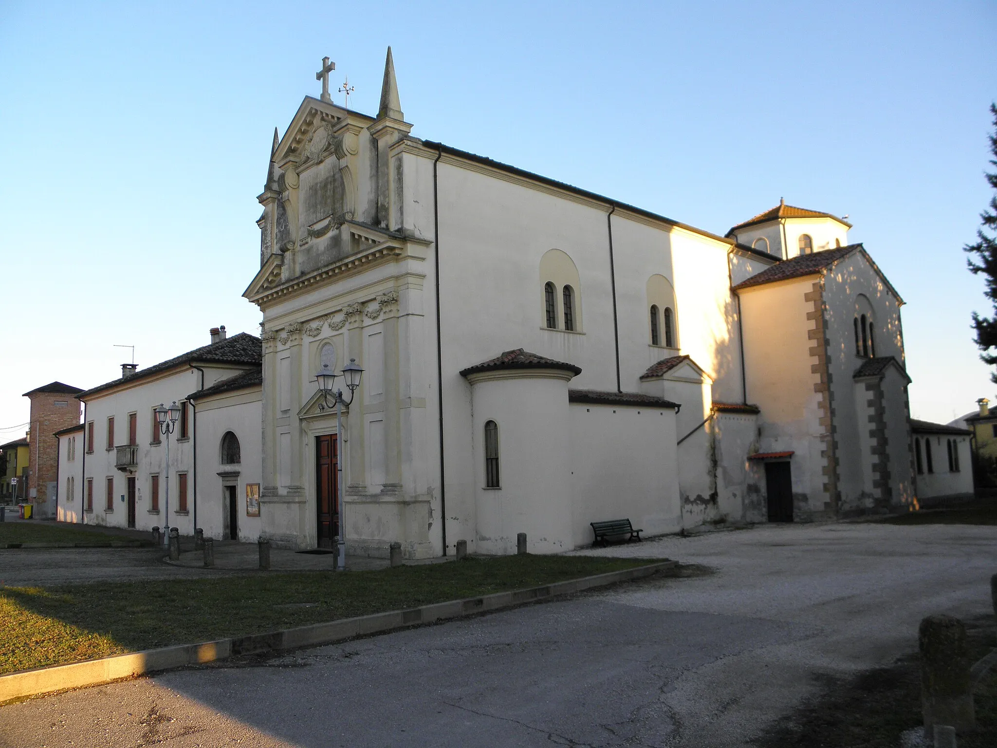 Photo showing: Vo' Vecchio, frazione di Vo': la chiesa parrocchiale di San Lorenzo.