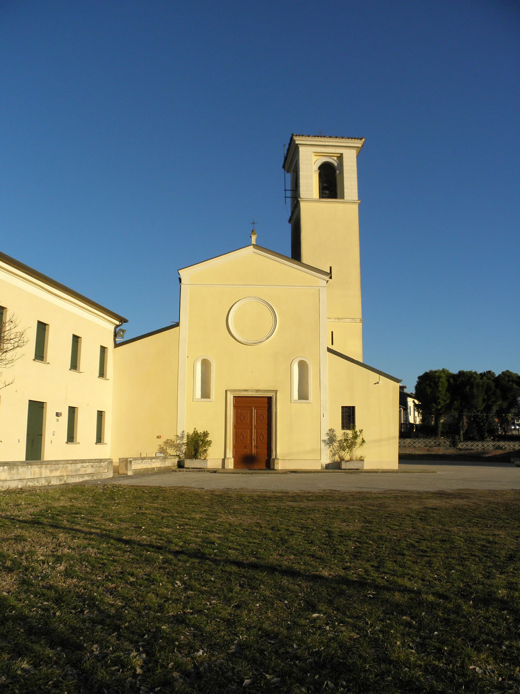 Photo showing: Cortelà, frazione di Vo' (o anche Vo' Euganeo): la chiesa, già parrocchiale, di San Nazario, o anche dei Santi Nazario, Celso, Vittore e Innocenzo, riedificata nel XV secolo.