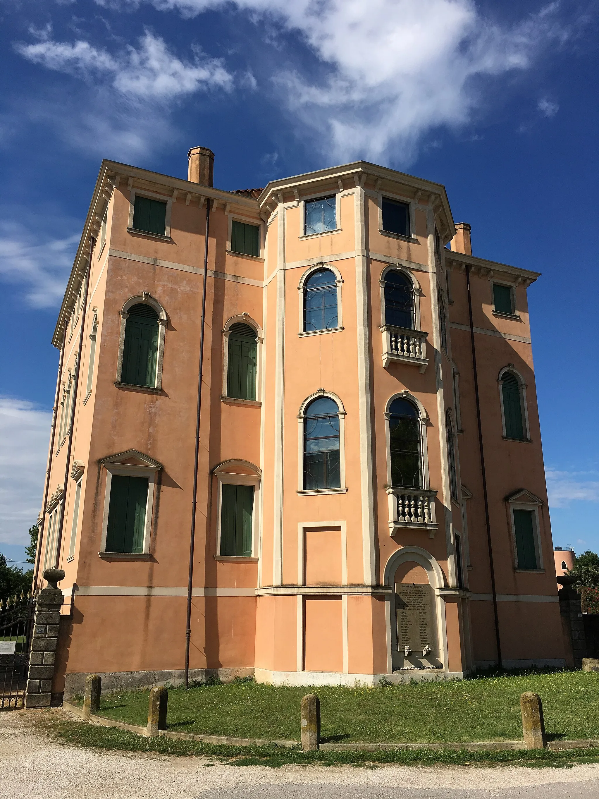 Photo showing: Sideview, Streetview of Villa Contarini Giovanelli Venier in Vo' Vecchio, Italy