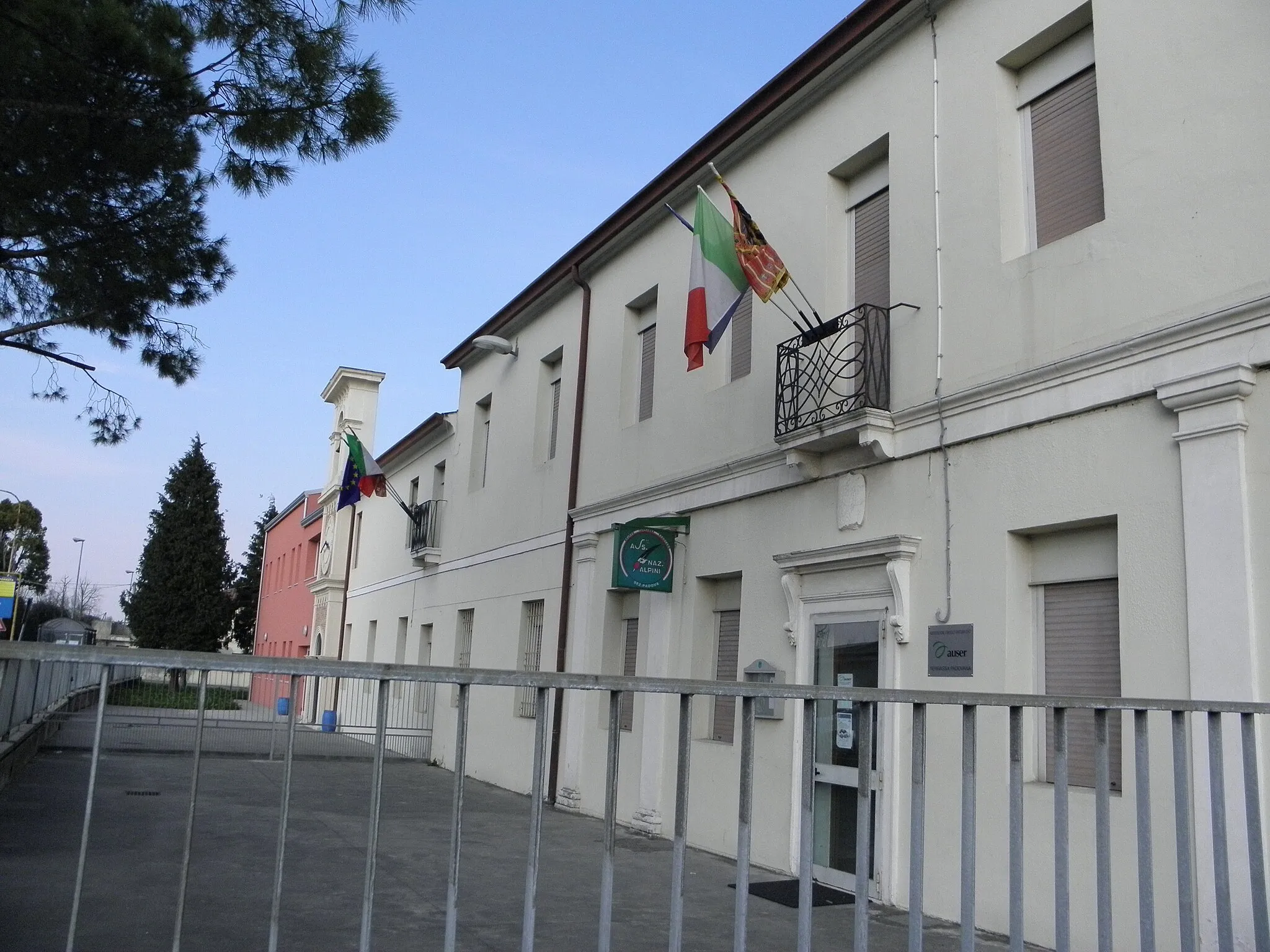 Photo showing: Terrassa Padovana, complesso abitativo vicino a torre con orologio.