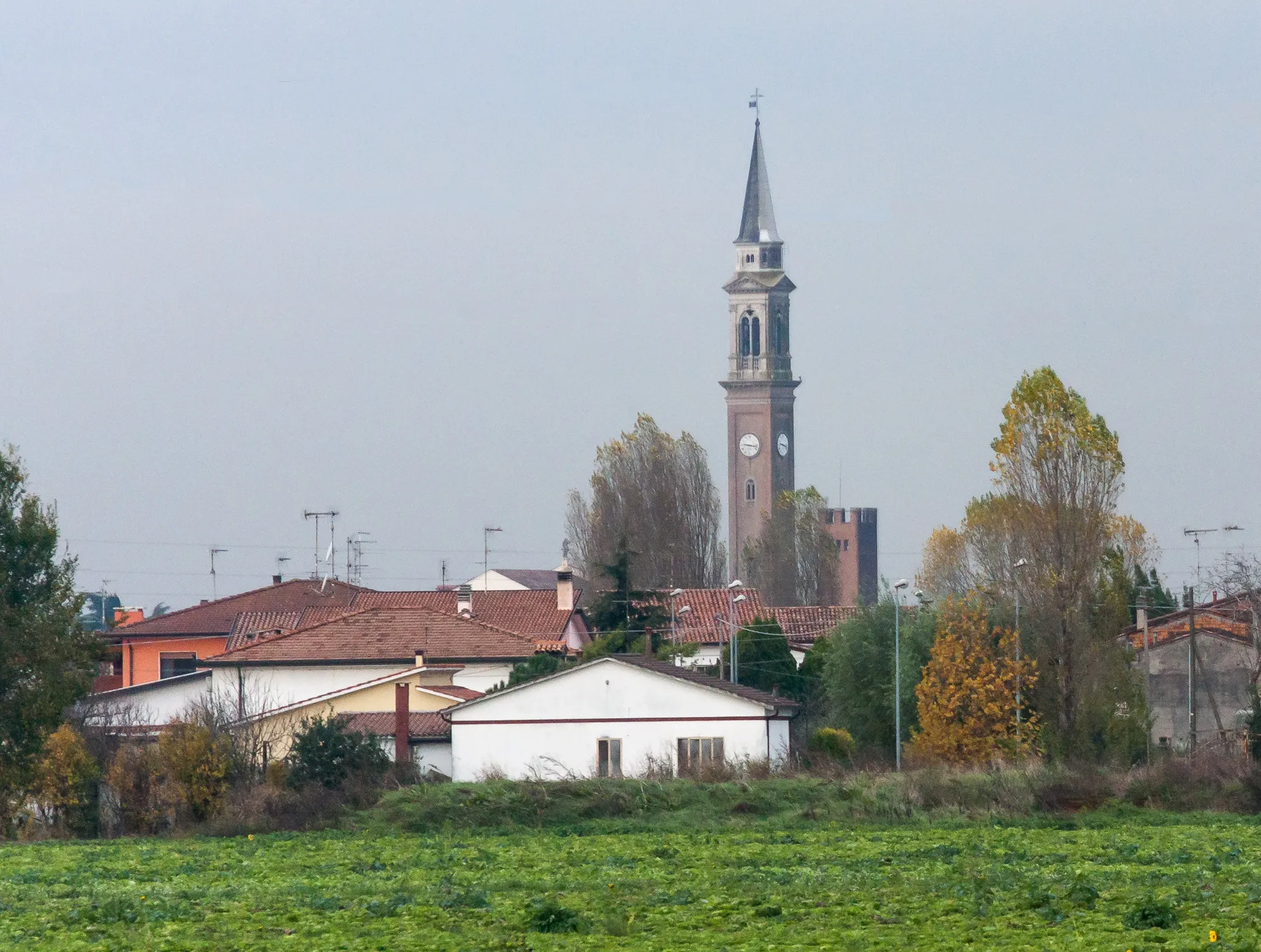 Photo showing: Solesino: vista di Via 28 Aprile con il Palazzo comunale, sulla sinistra, e la chiesa parrocchiale ed arcipretale di Santa Maria Assunta, sulla destra.