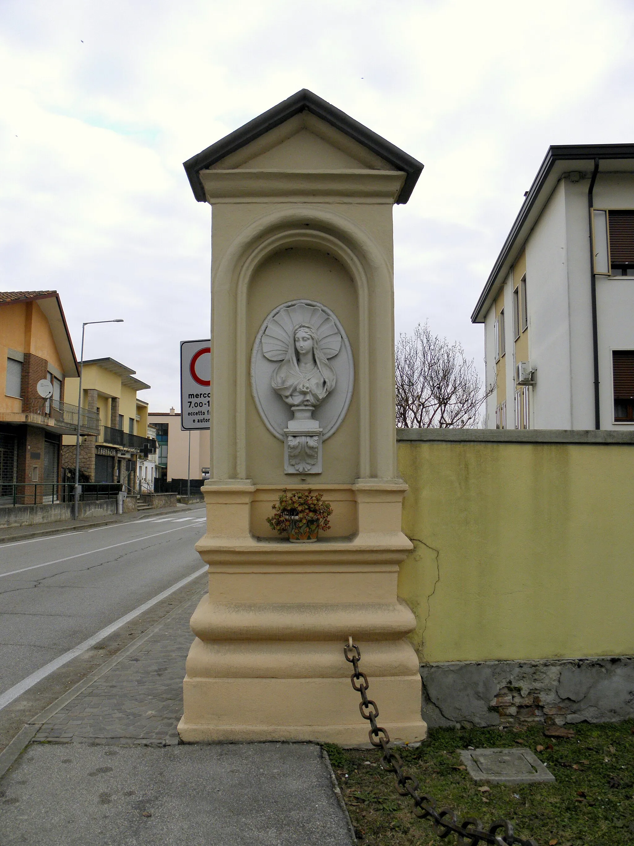 Photo showing: Saonara, il capitello sito in Via Vittorio Emanuele II nei pressi della chiesa parrocchiale e fronte Via Roma (incrocio SP 35 e SP 40).