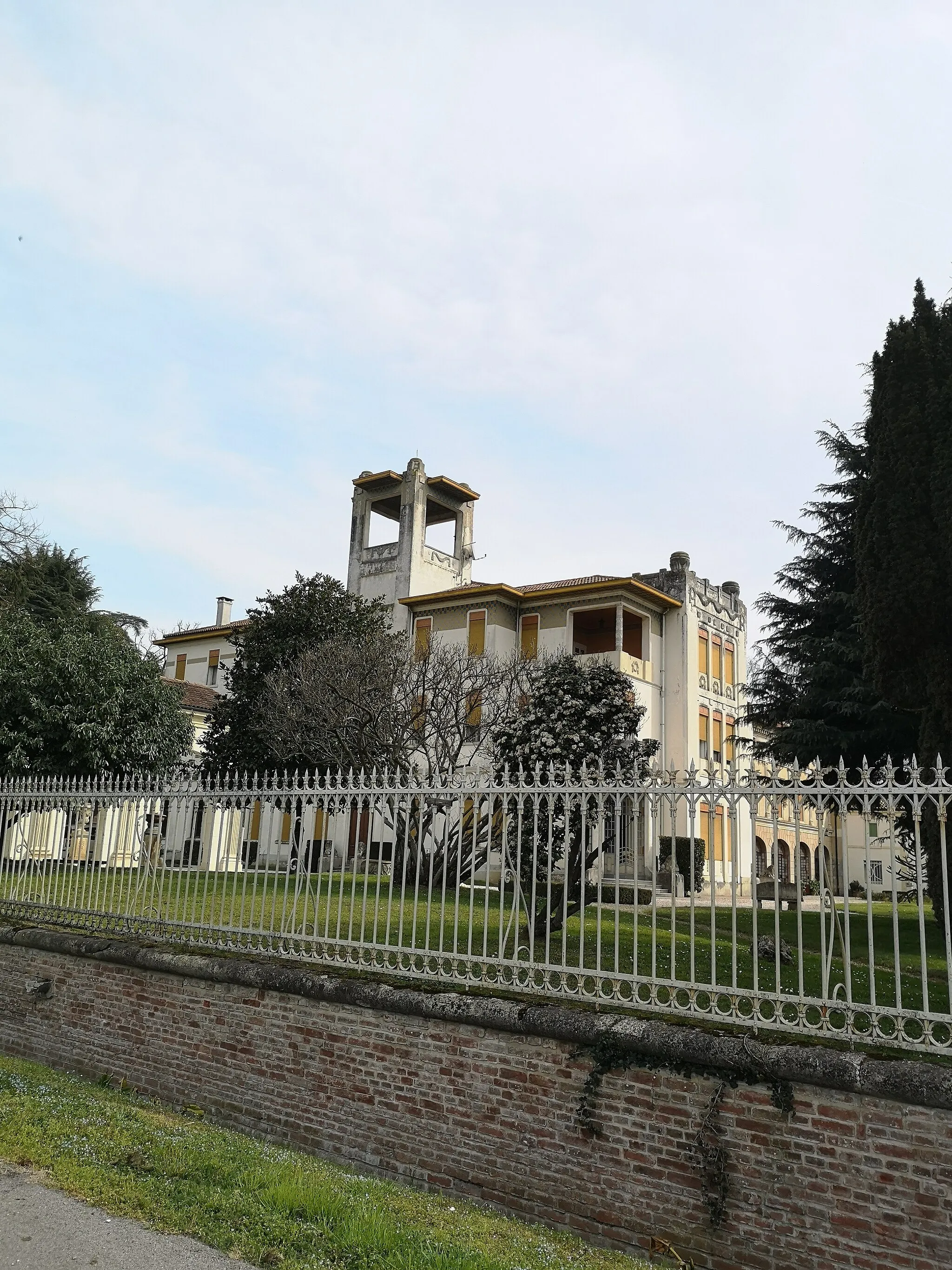 Photo showing: Villa Tretti - progettata dall'architetto Giuseppe Torres e realizzata nel periodo 1907-1912.