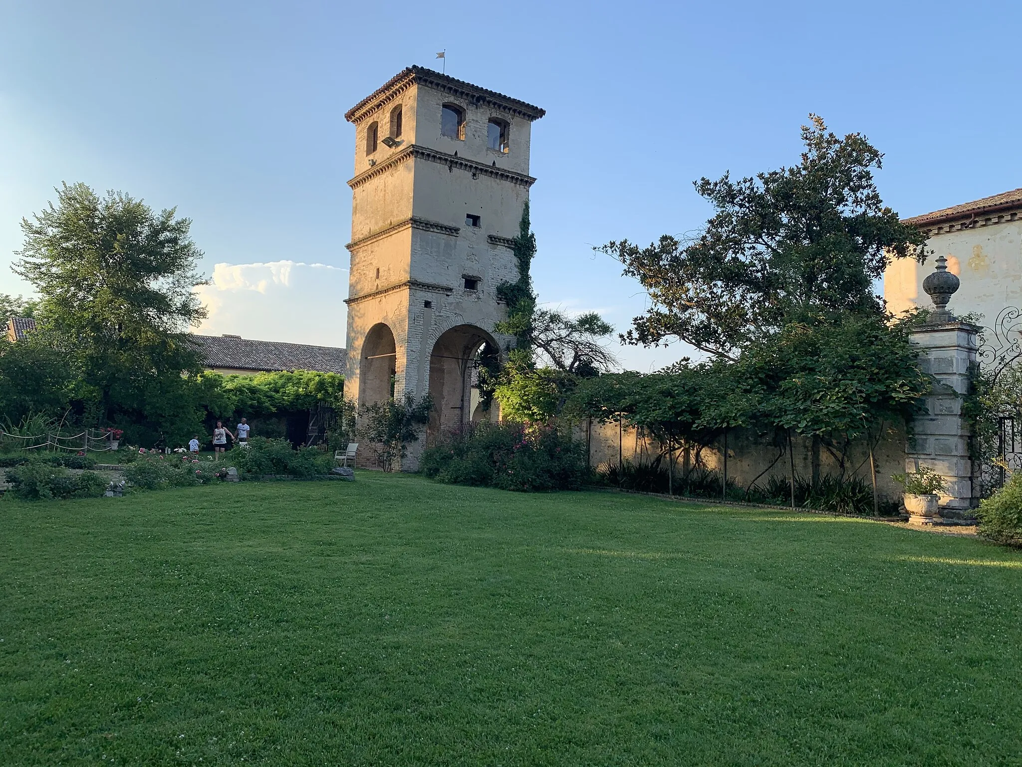 Photo showing: La Torre medievale caratterizza Villa Roberti e la rende unica tra tutte le ville venete. La foto è stata scattata durante una delle giornate in cui la villa si apre ai propri cittadini.