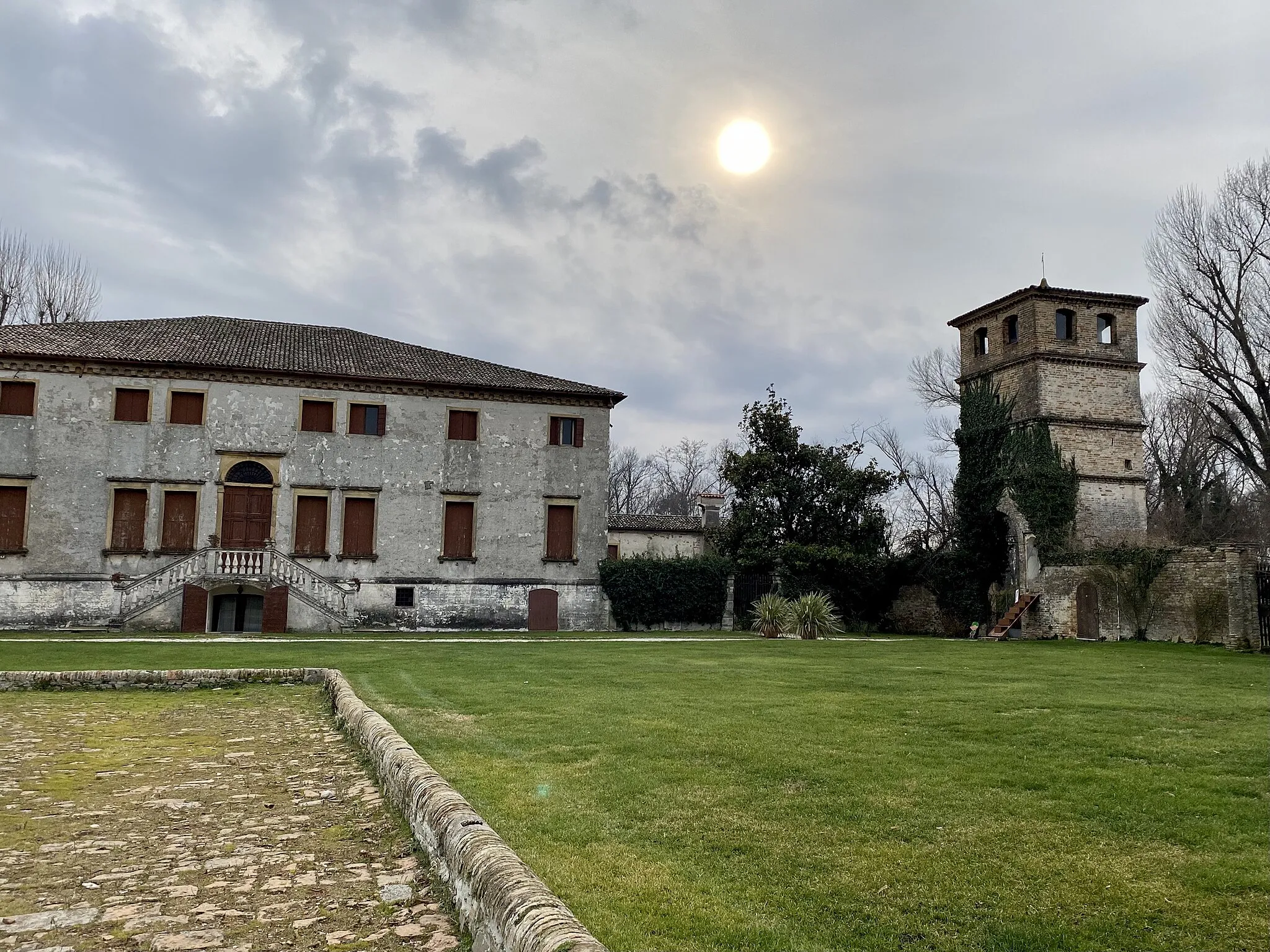 Photo showing: Nella foto, scattata in occasione di una giornata in cui la Villa si apre ai propri cittadini di Brugine, viene catturata la torretta medievale e la facciata principale della villa. La foto è stata scattata dal lato della barchessa della Villa.