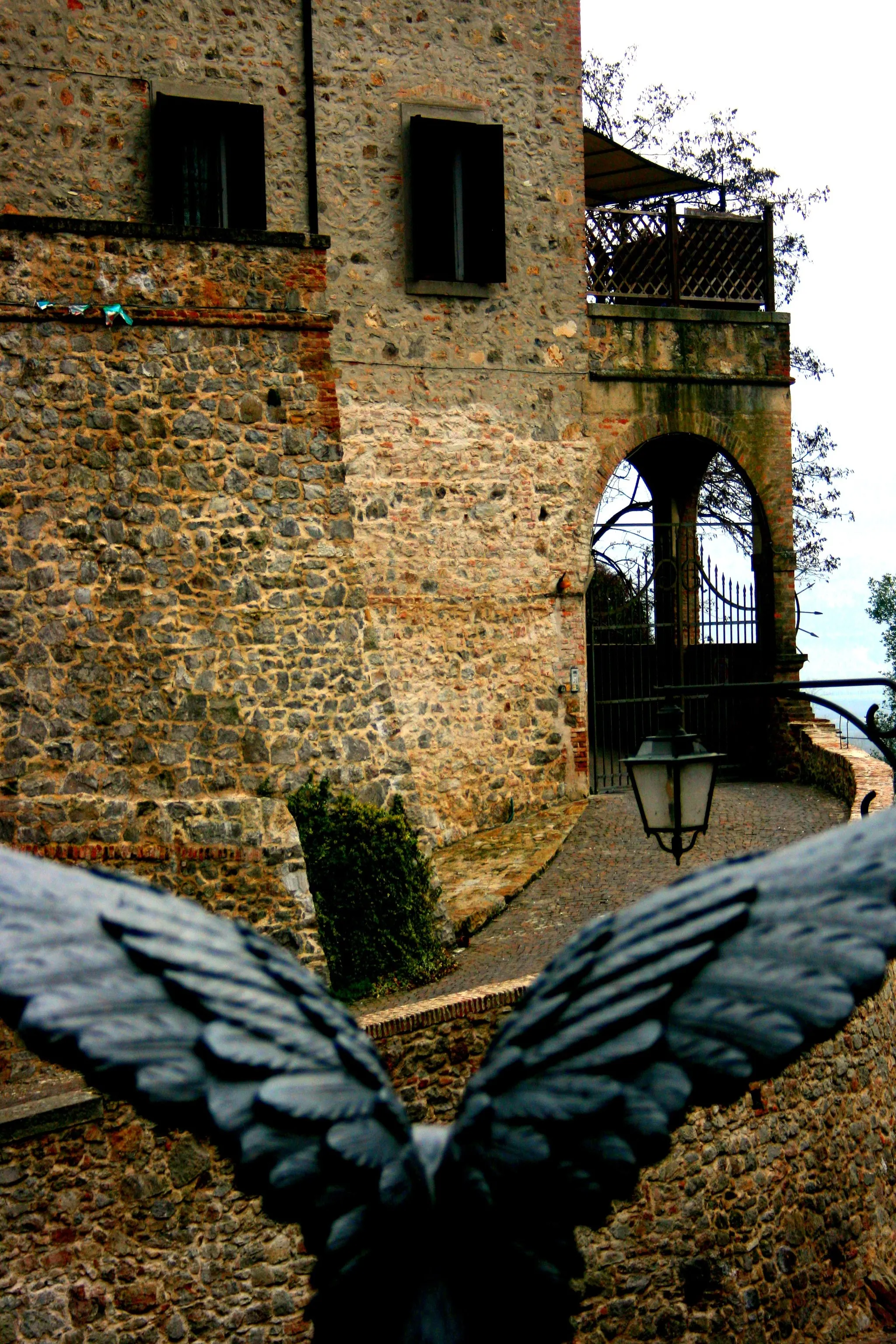 Photo showing: A view of the rear entrance of St Mary´s church in Arquà