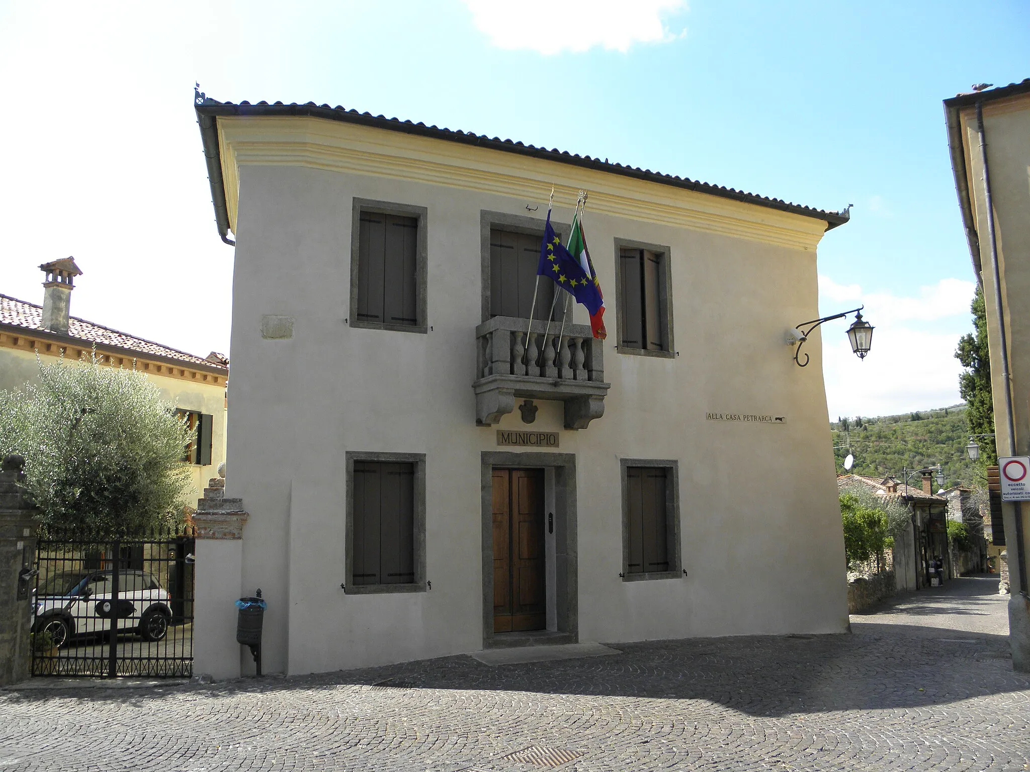 Photo showing: Arquà Petrarca, la palazzina sede del municipio.