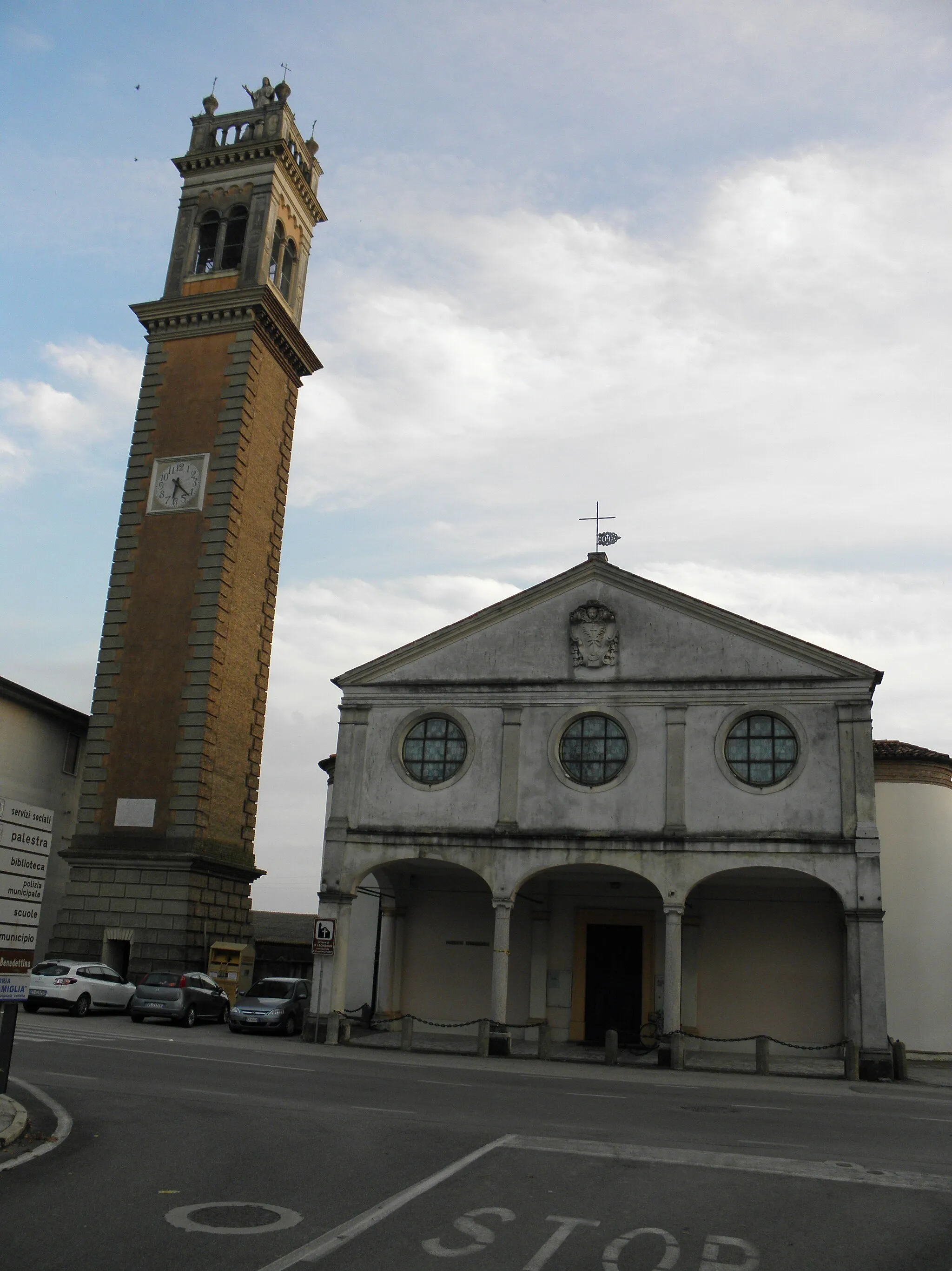 Photo showing: Correzzola: la chiesa parrocchiale di San Leonardo.