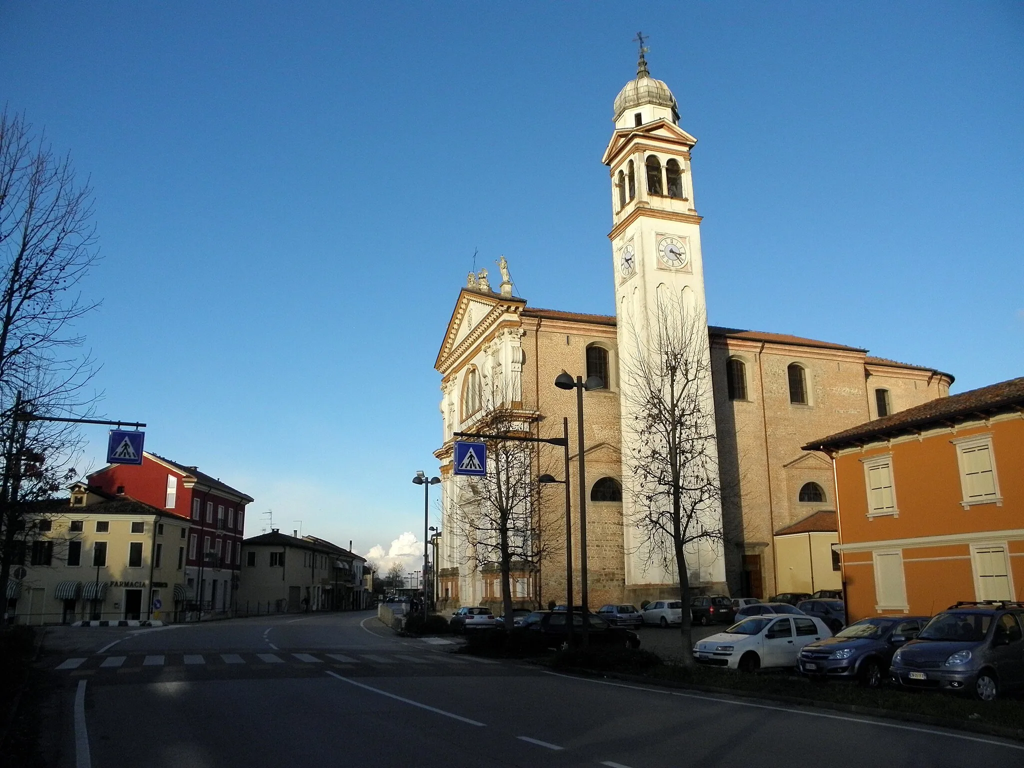 Photo showing: Tribano: la via principale e la chiesa parrocchiale di San Martino.