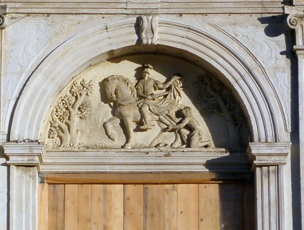 Photo showing: Tribano: Altorilievo di San Martino, lunetta del portale della chiesa parrocchiale di San Martino.