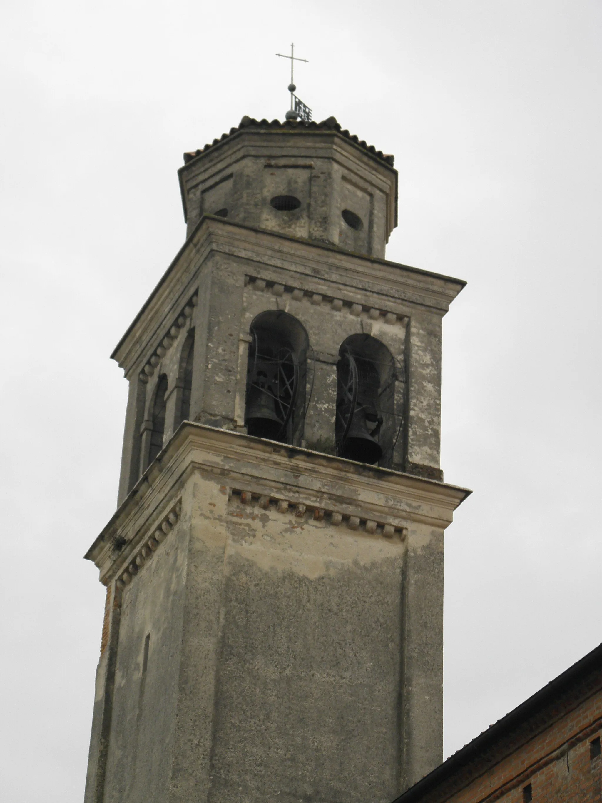 Photo showing: Valli Mocenighe, frazione di Piacenza D'Adige: la sommità del campanile della chiesa parrocchiale dell'Annunciazione della Beata Vergine Maria.