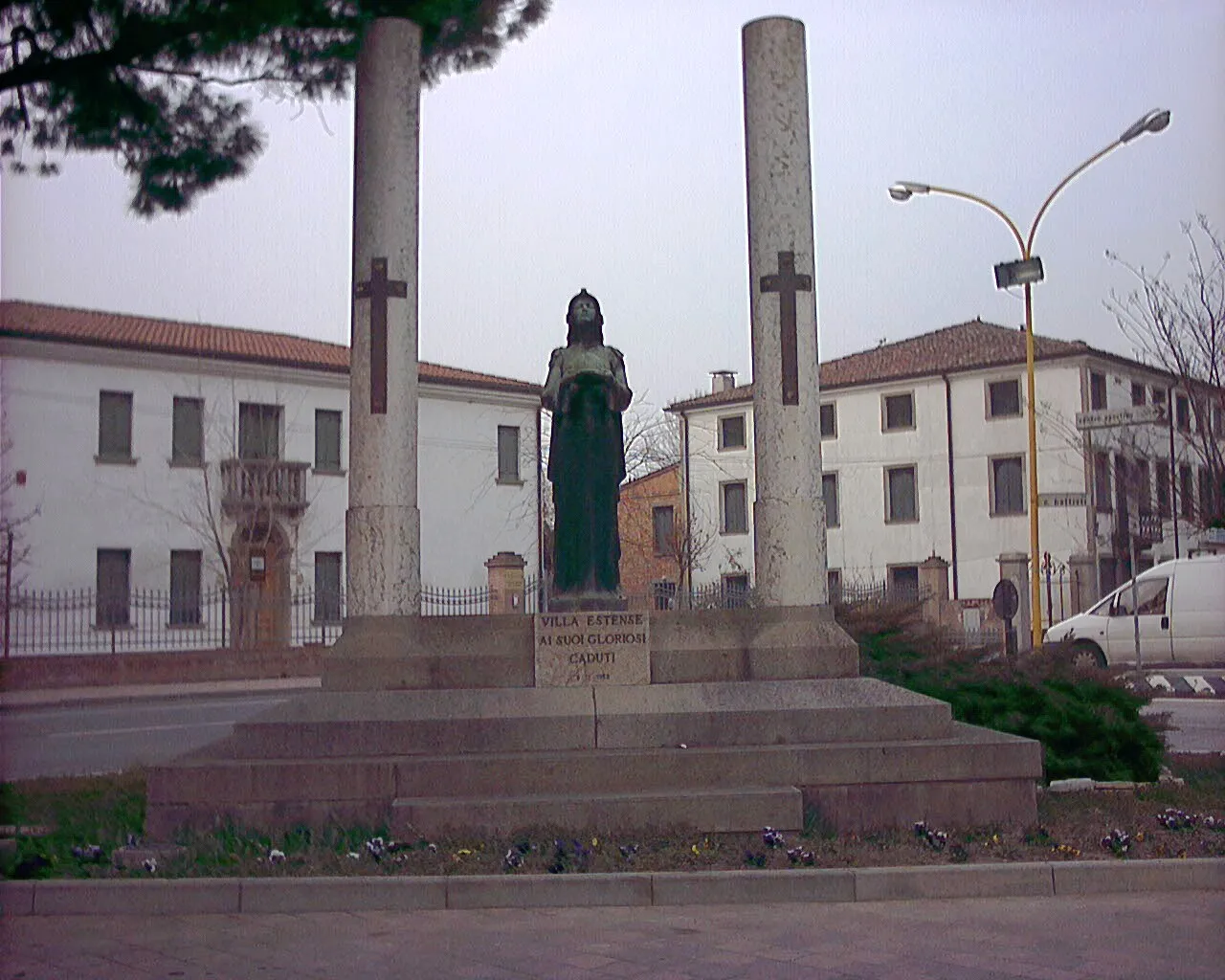 Photo showing: Monumento ai caduti, Villa Estense