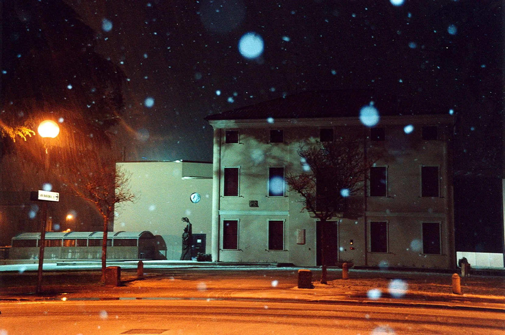 Photo showing: Visione notturna del municipio del comune di Villa del Conte durante una nevicata del 2004