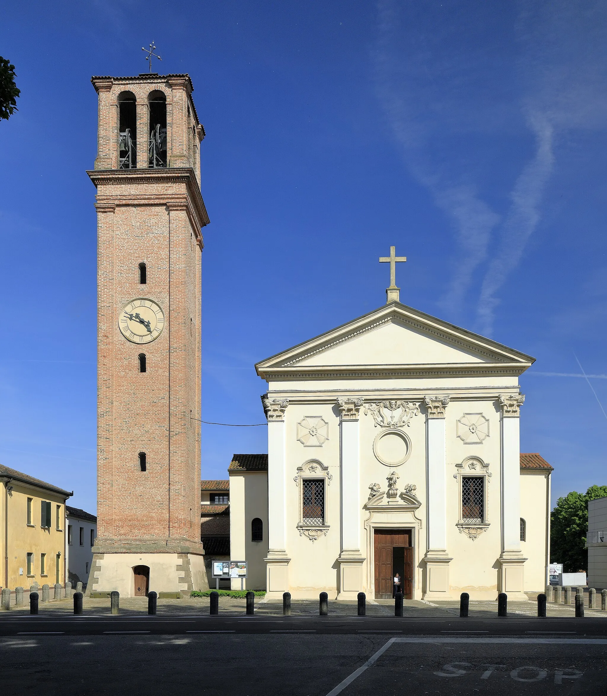 Photo showing: Die Westfassade an der Via Roma, die Straße rechts ist die Via Bassa.