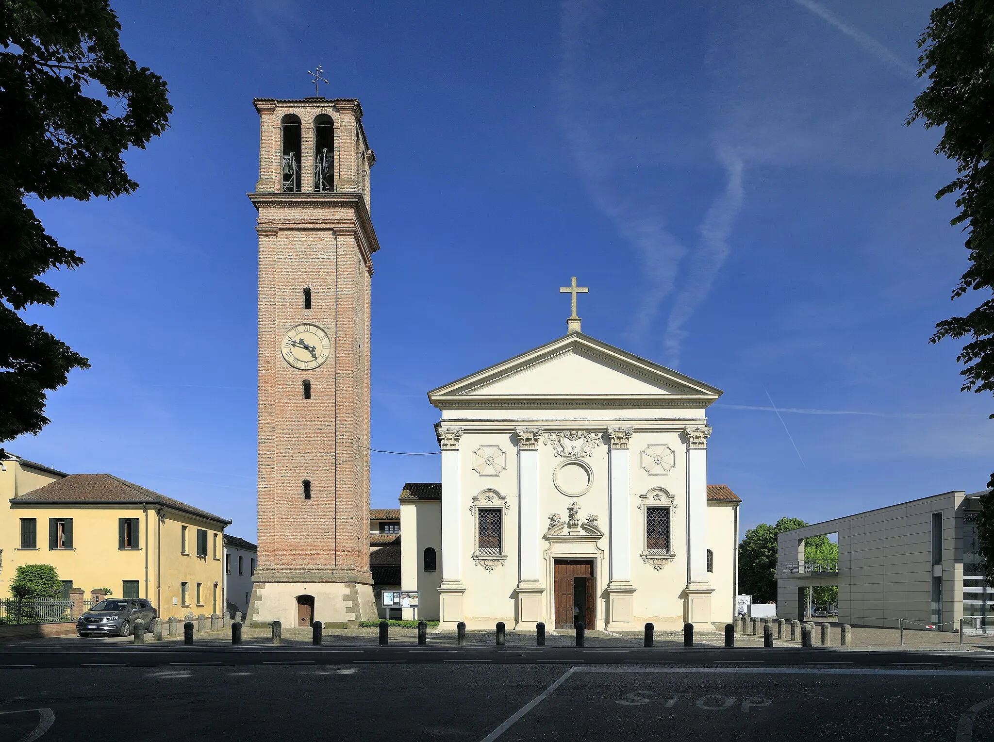 Photo showing: Die Westfassade an der Via Roma, die Straße rechts ist die Via Bassa.