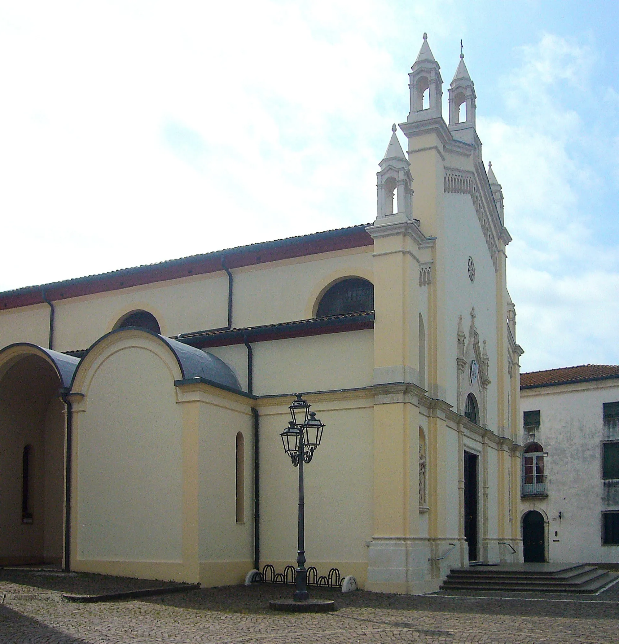 Photo showing: Il fianco settentrionale della chiesa parrocchiale di Veggiano, in provincia di Padova