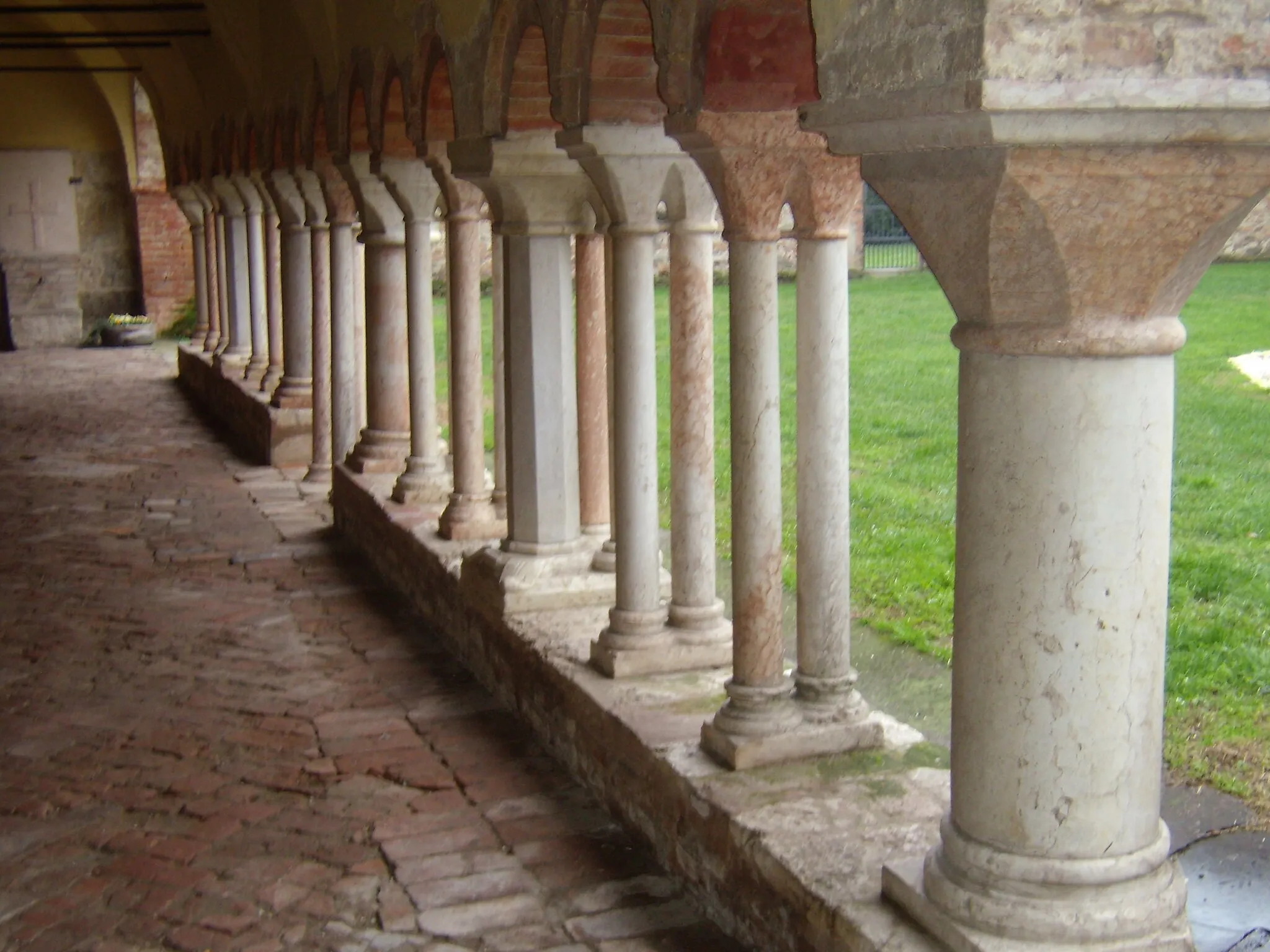 Photo showing: Abbazia di Carceri (Padova) - 24 colonnine del chiostrino in marmo rosso di Verona