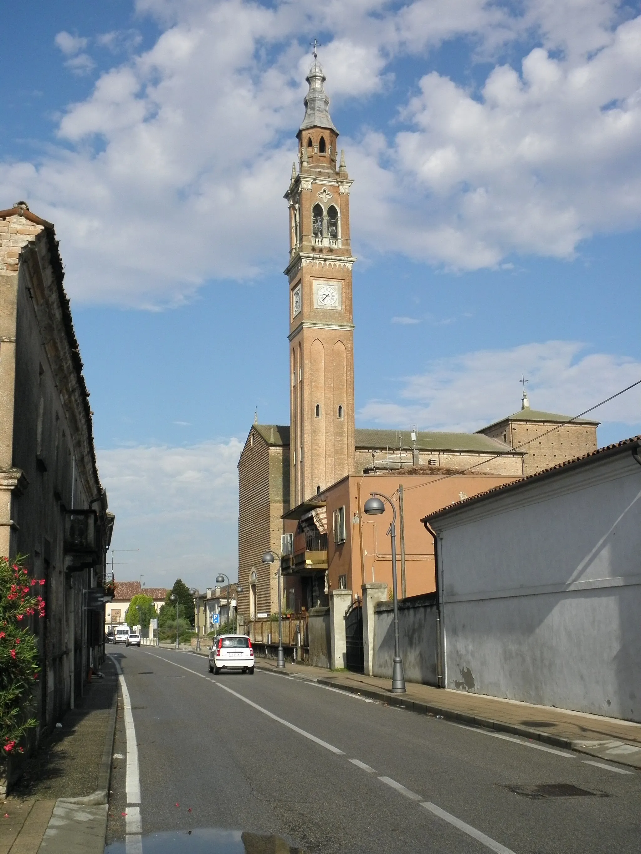 Photo showing: Castelbaldo, Via Garibaldi e chiesa arcipretale di San Prosdocimo.