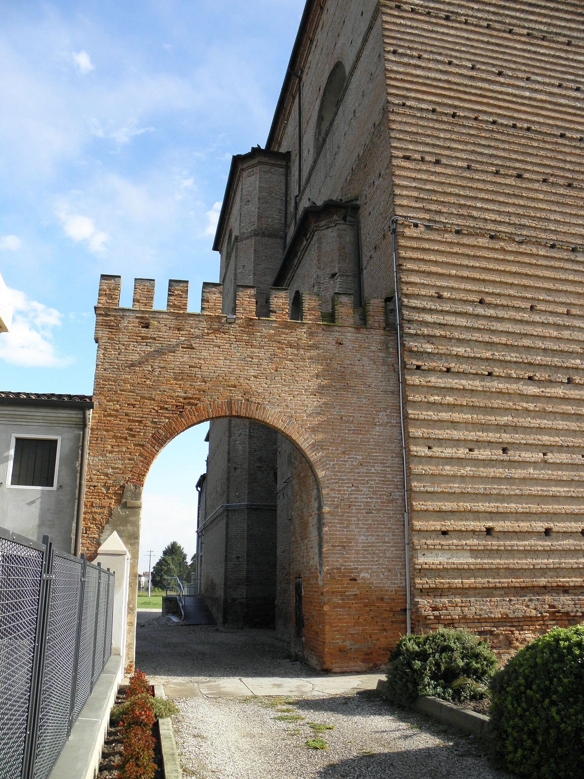 Photo showing: Castelbaldo, chiesa arcipretale di San Prosdocimo: l'archetto merlato situato alla sinistra della facciata.