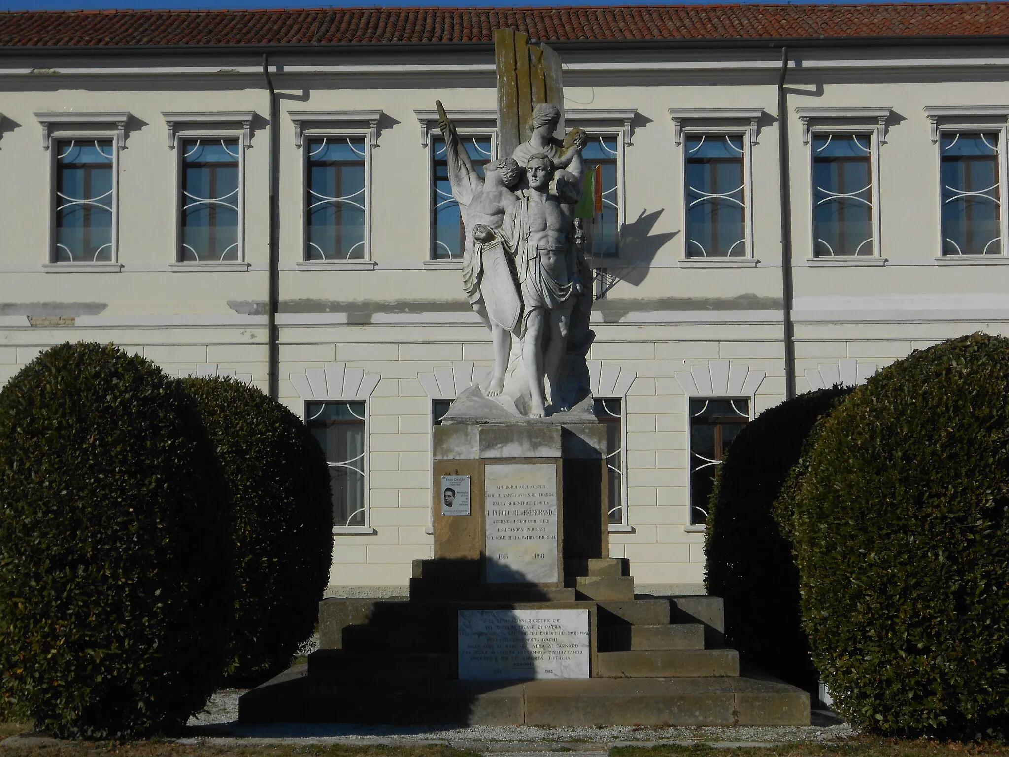 Photo showing: Arzergrande, monumento ai caduti con targa per ricordare il partigiano Enzo Giraldo "Cartuccia"