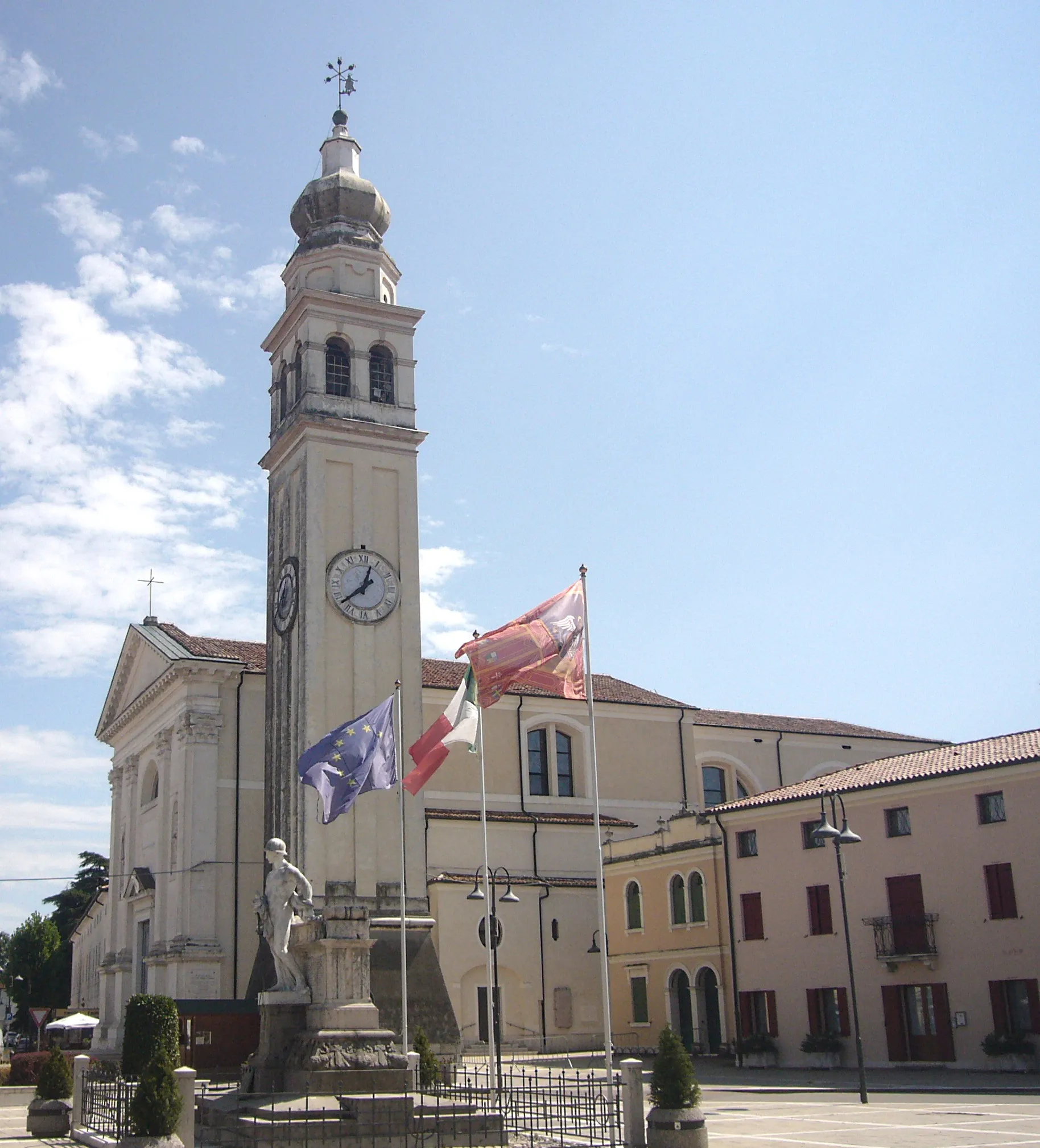 Photo showing: La chiesa di Santa Maria Maddalena e il campanile