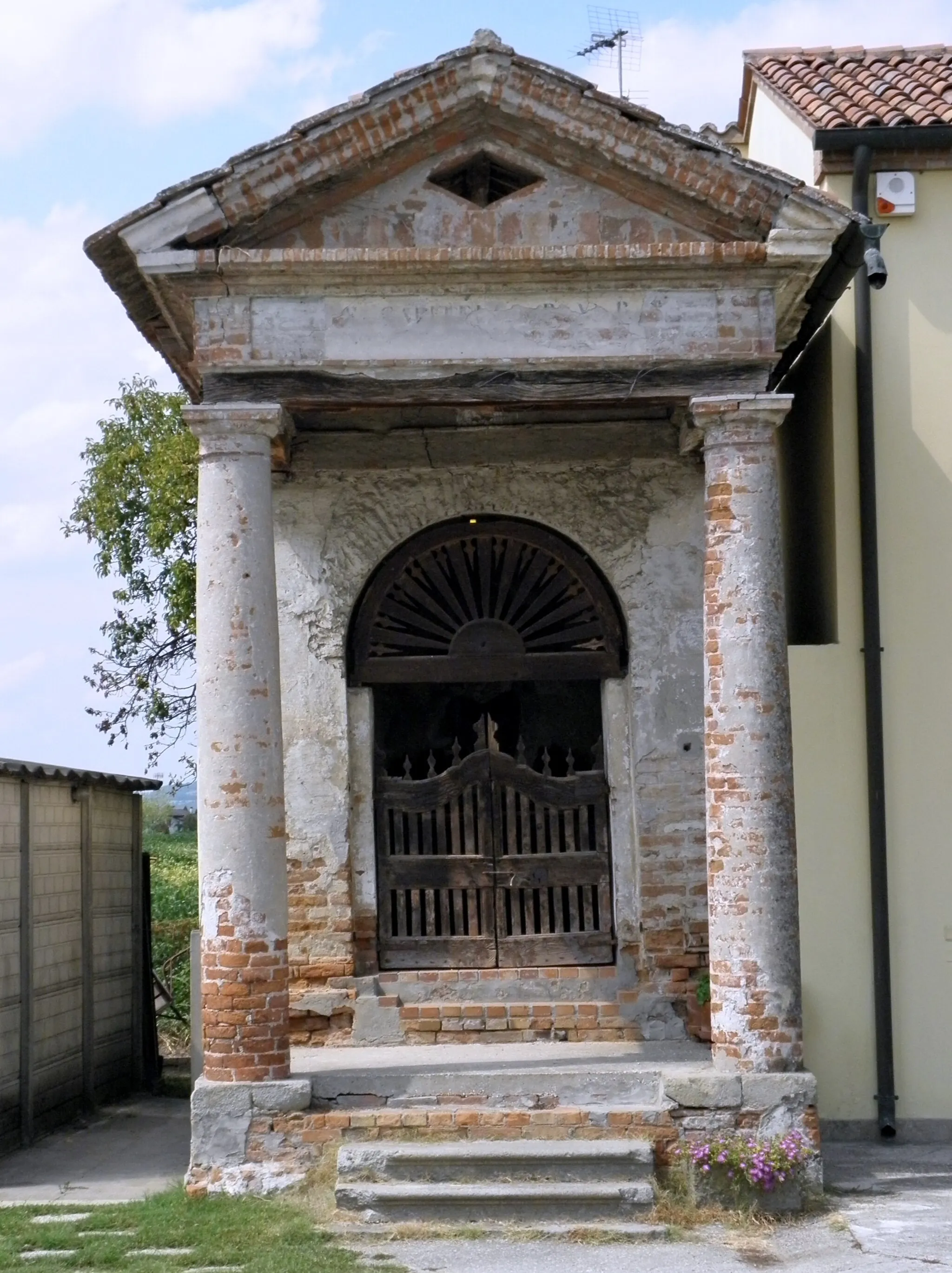 Photo showing: Sant'Elena: l'oratorio (o capitello) conosciuto popolarmente come Capitello della Madonetta situato all'incrocio tra via Madonetta, via Cesare Battisti e via Gasparolo.