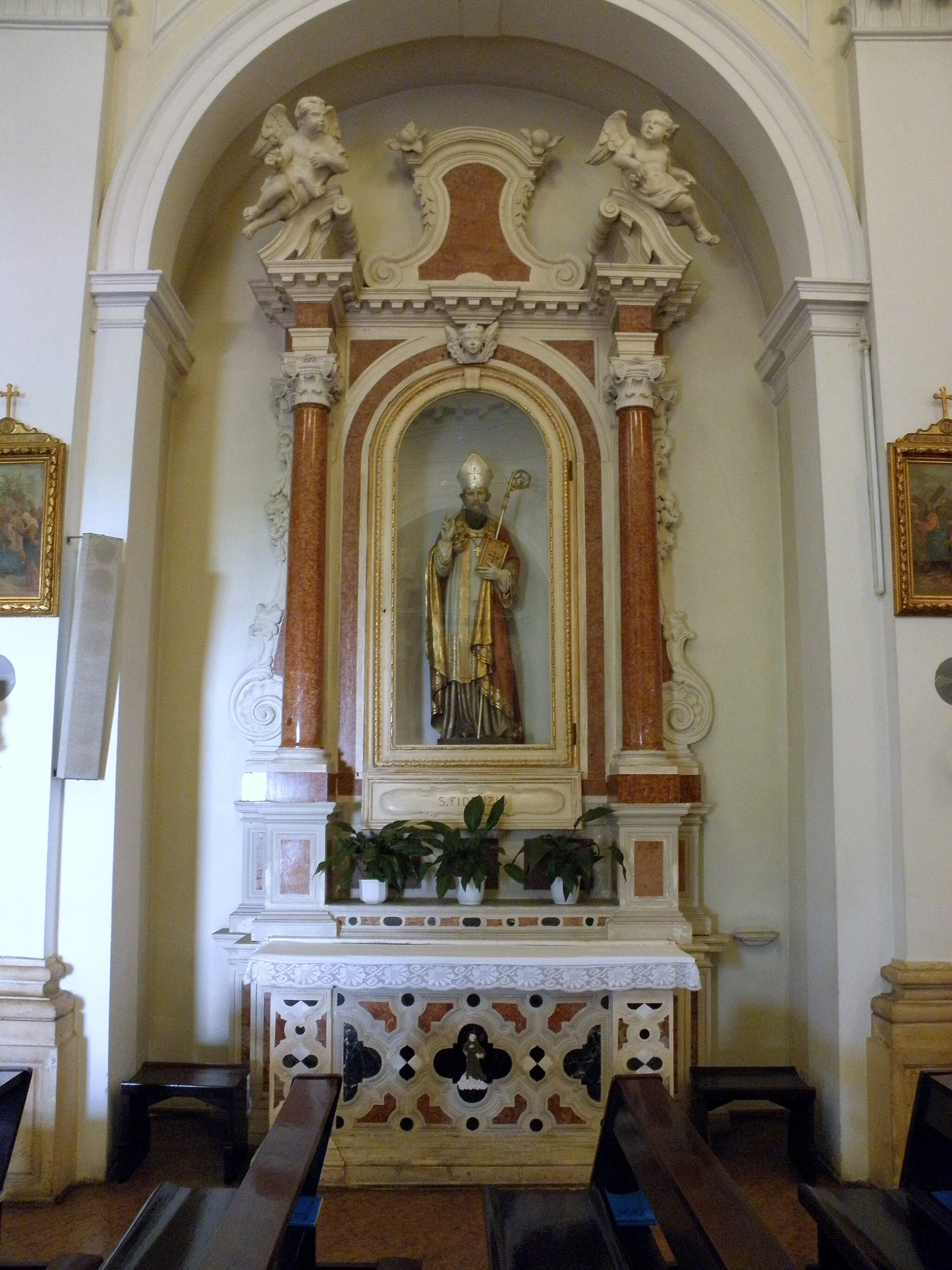 Photo showing: Polverara, chiesa parrocchiale di San Fidenzio: l'altare dedicato a San Fidenzio.