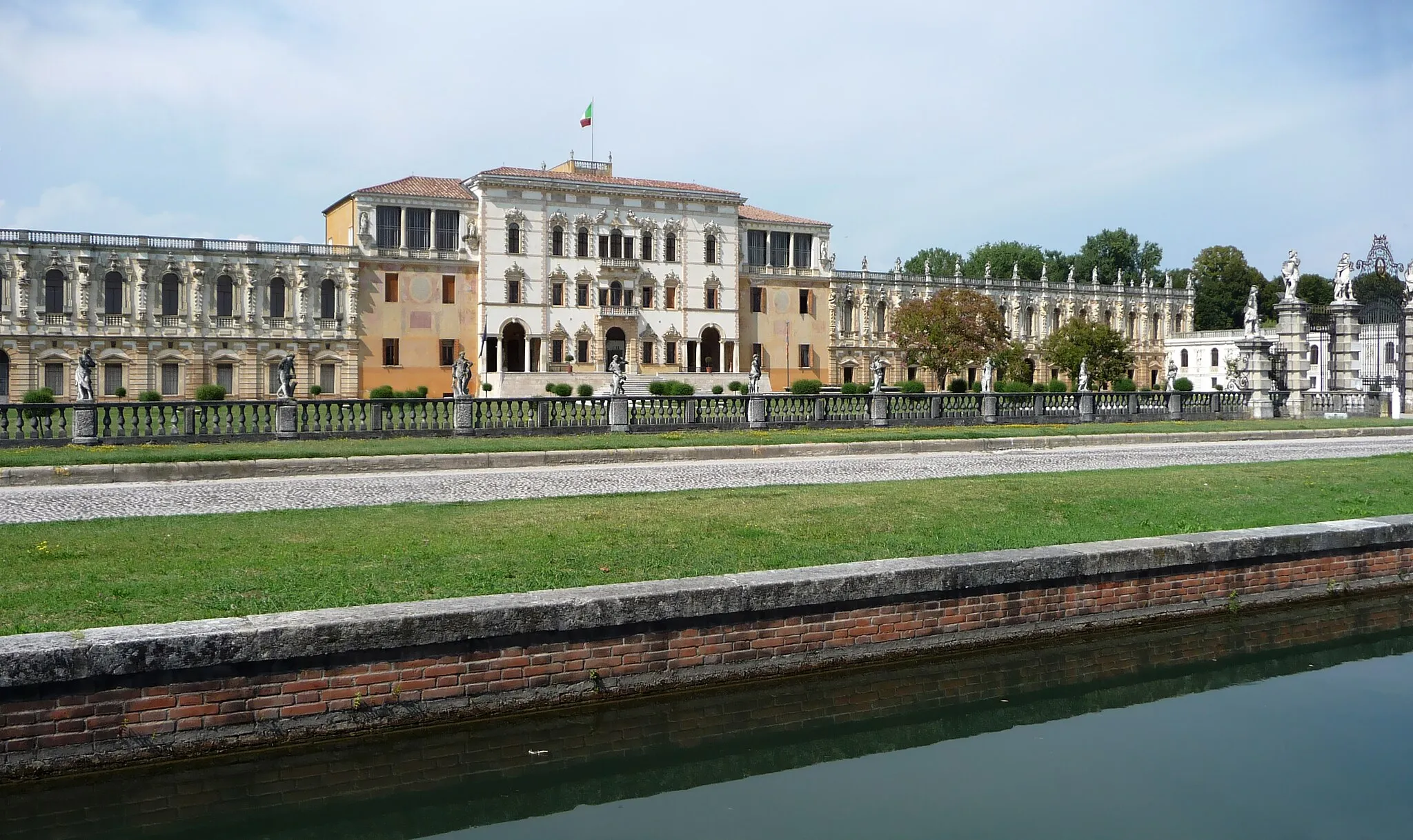 Photo showing: Villa Contarini is a patrician villa veneta in Piazzola sul Brenta, province of Padova, northern Italy. (→Villa Contarini)