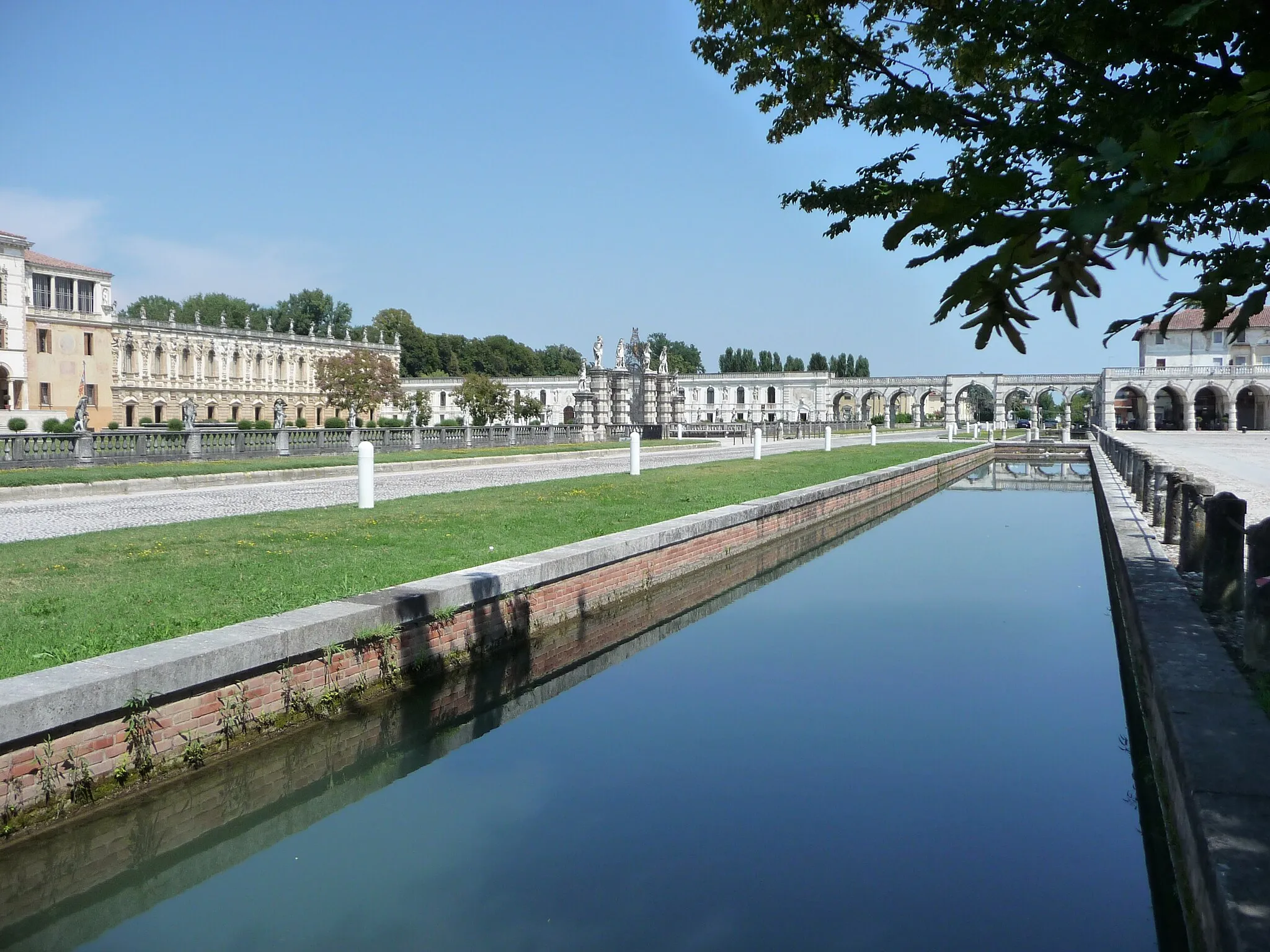 Photo showing: Villa Contarini is a patrician villa veneta in Piazzola sul Brenta, province of Padova, northern Italy. (→Villa Contarini)