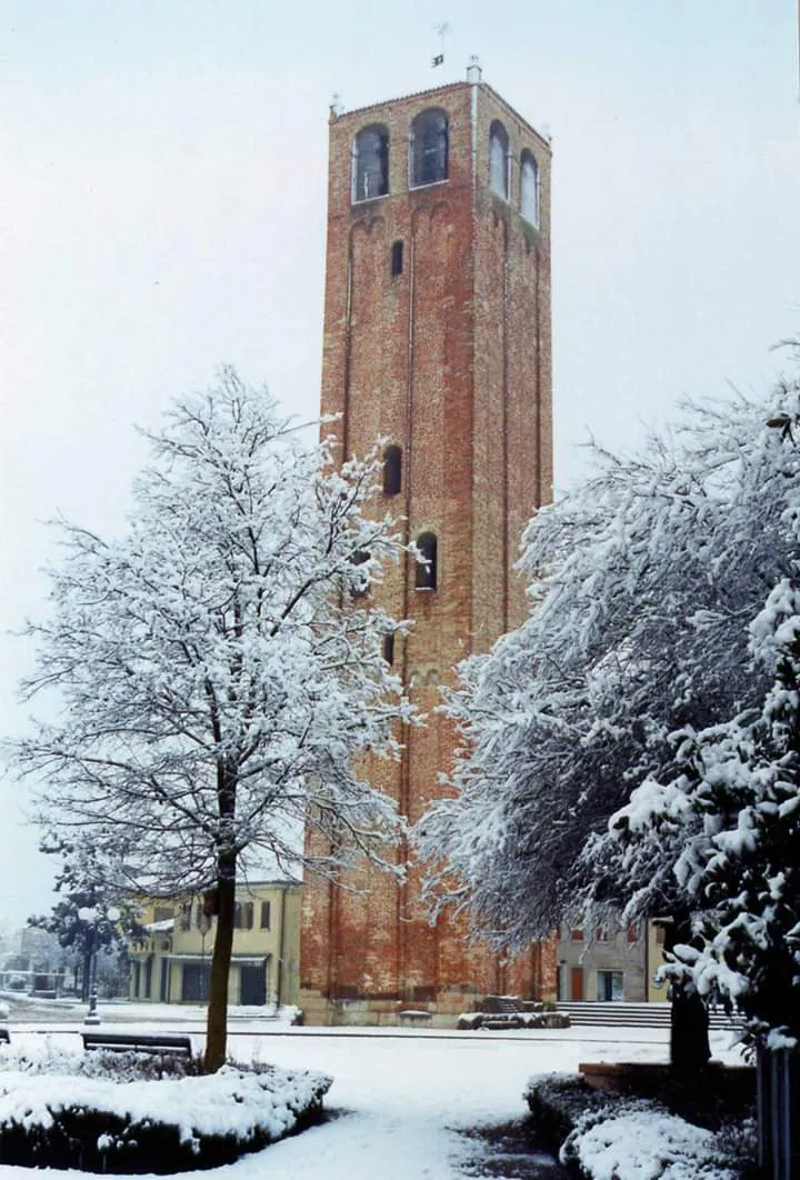 Photo showing: Millenary Tower with snow