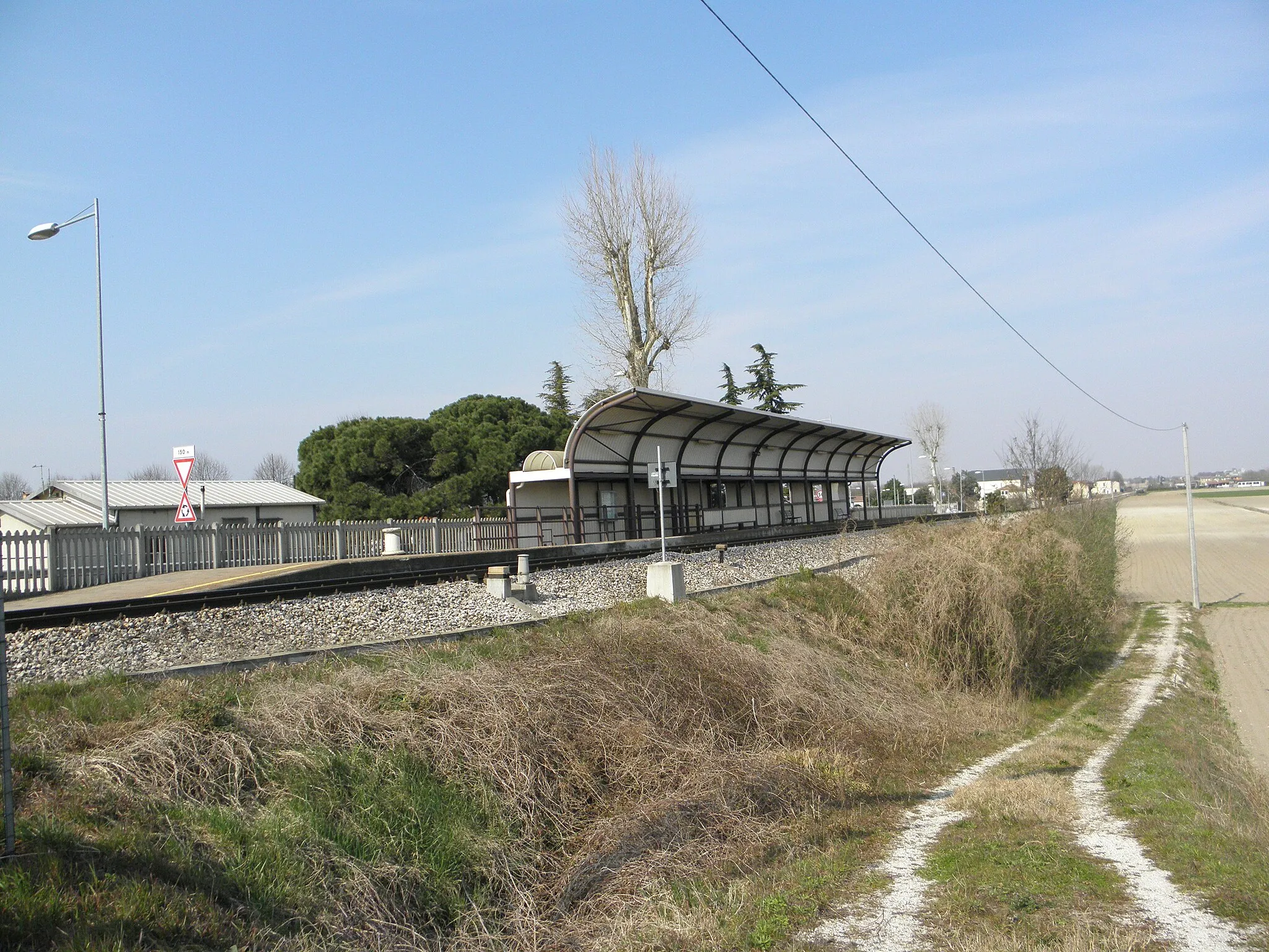 Photo showing: Pontelongo: la fermata "Pontelongo Fermata" sulla linea ferroviaria Adria-Mestre.