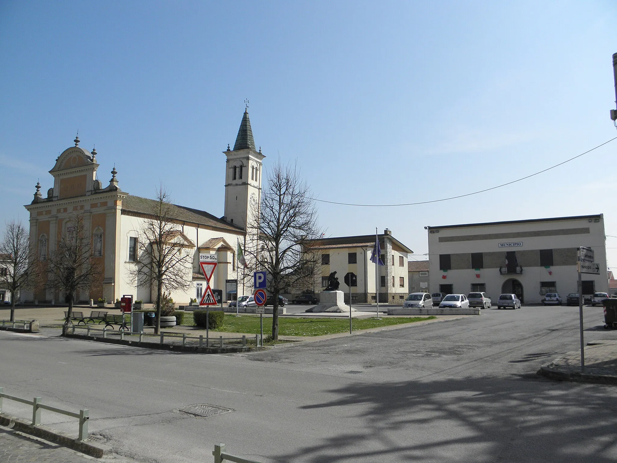 Photo showing: Canaro, Via Roma: vista della parrocchiale di Santa Sofia e del municipio.