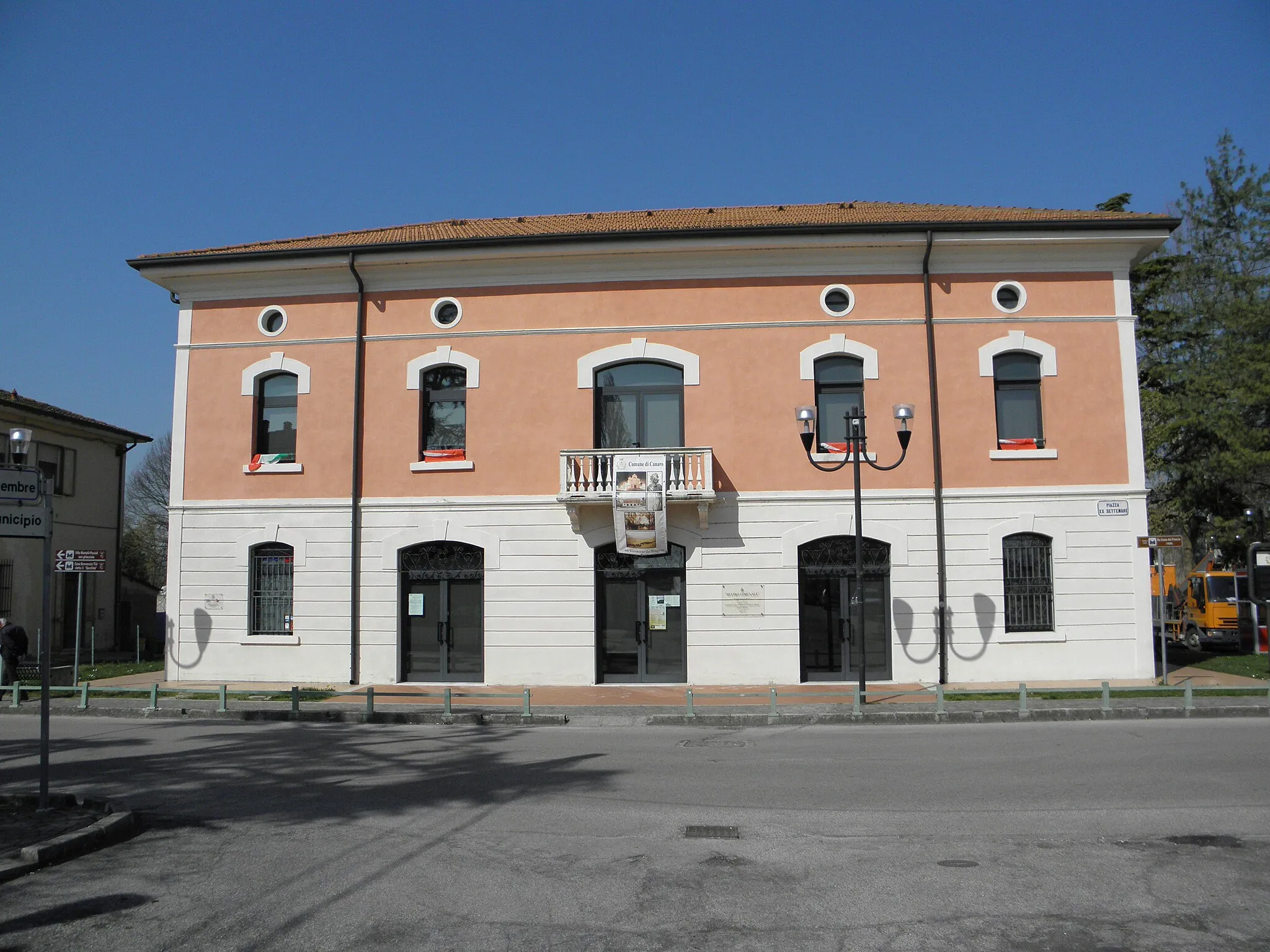 Photo showing: Canaro: l'edificio, già casa del fascio, che ospita il teatro comunale.