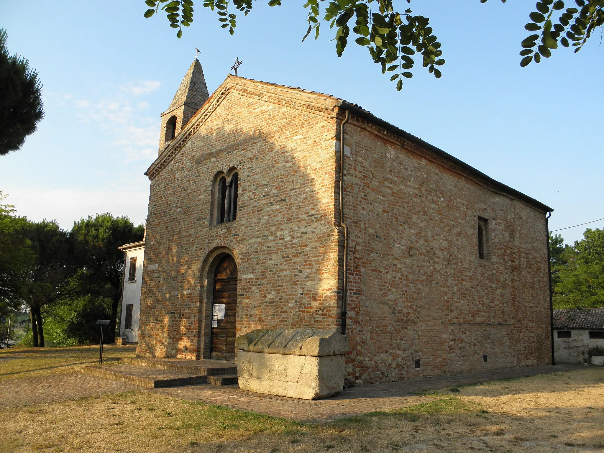 Photo showing: San Basilio, frazione di Ariano nel Polesine: la chiesa di San Basilio, fondata nel IX secolo dai monaci benedettini di Pomposa, sita su una delle dune fossili ancora esistenti nella zona.