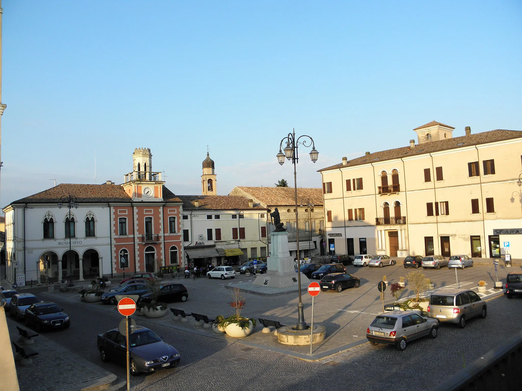 Photo showing: Ariano nel Polesine: la centrale Piazza Garibaldi dove si affaccia anche il palazzo municipale.